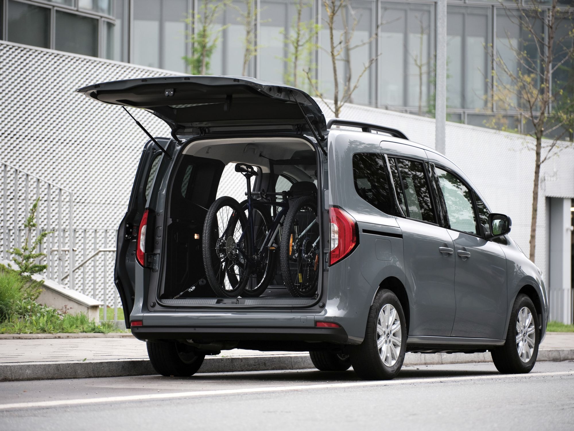 El Mercedes Clase T estacionado en un campo, ideal para actividades al aire libre.