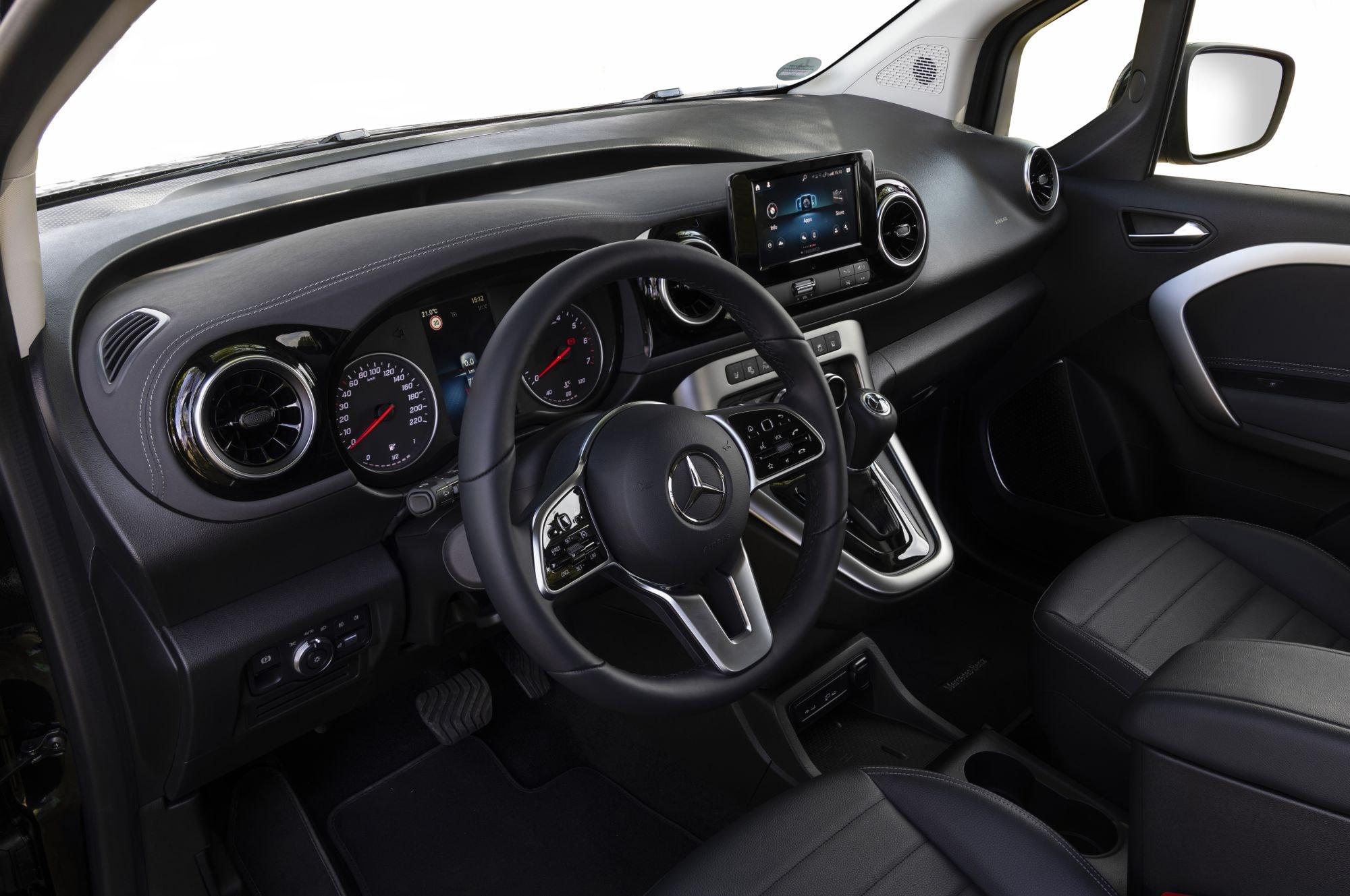 El Mercedes Clase T posando frente a una casa, muestra su elegante diseño.