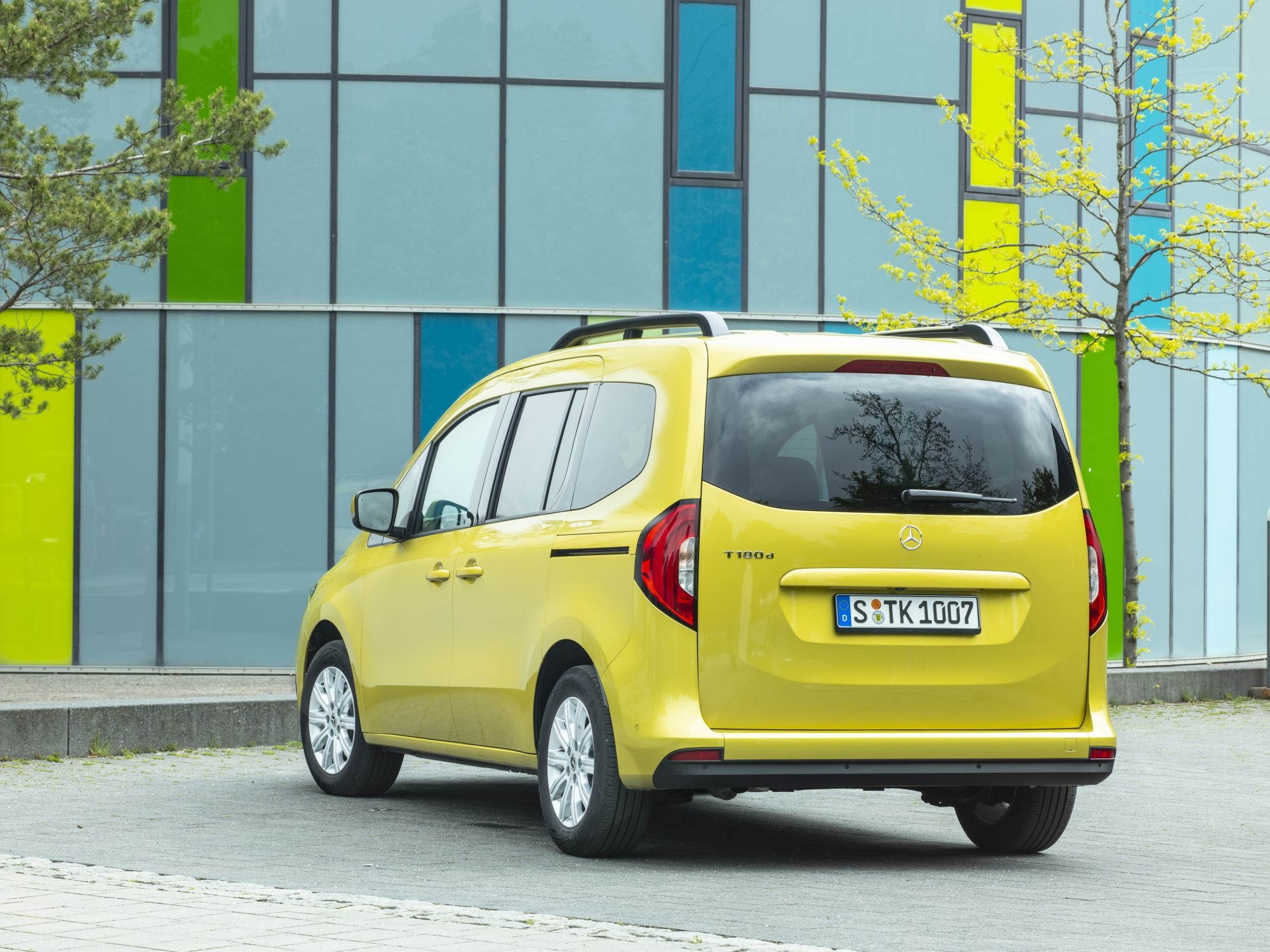 Mercedes Clase T estacionado en un paisaje abierto, mostrando su diseño robusto.