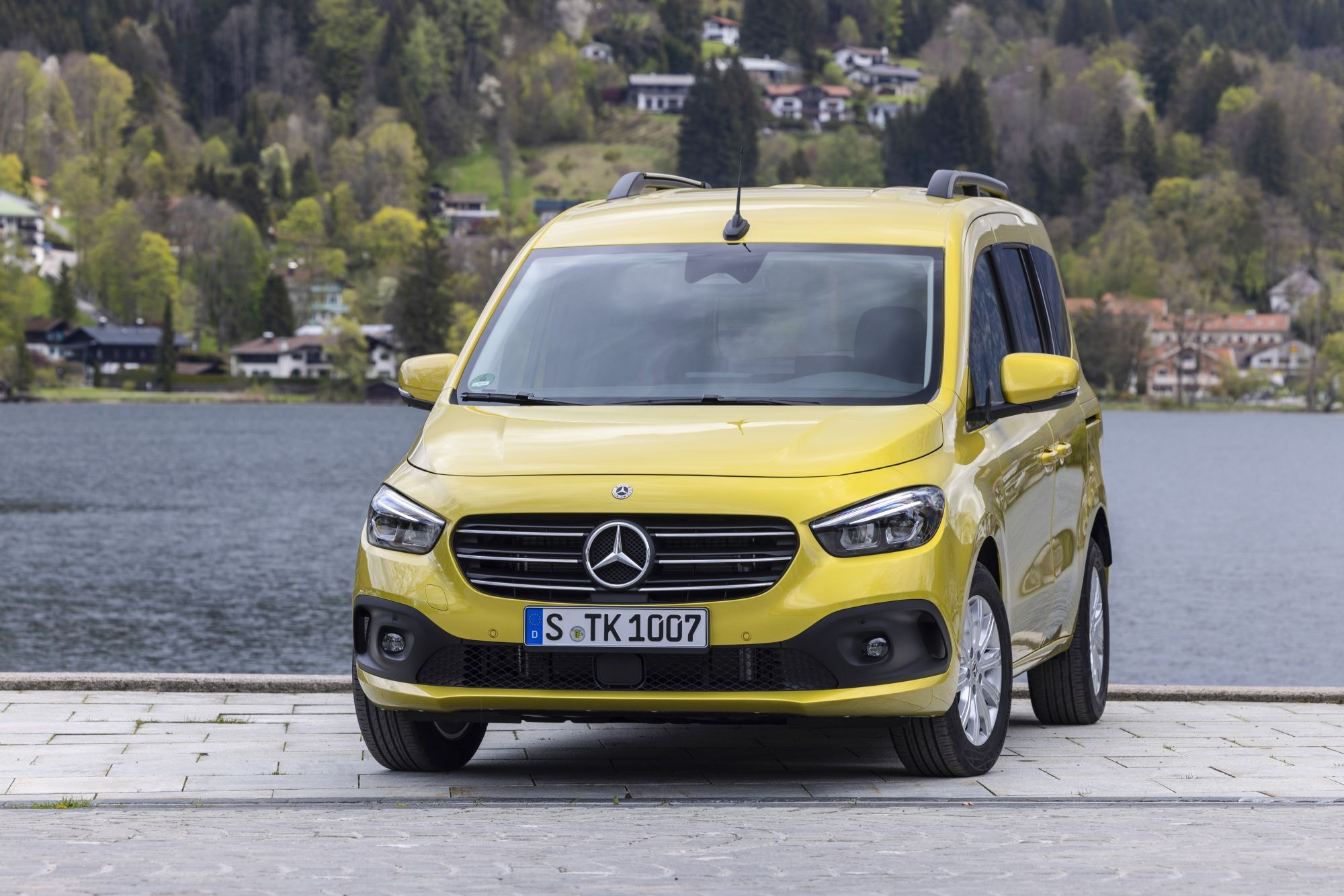 Vista trasera del Mercedes Clase T, ideal para familias con estilo.