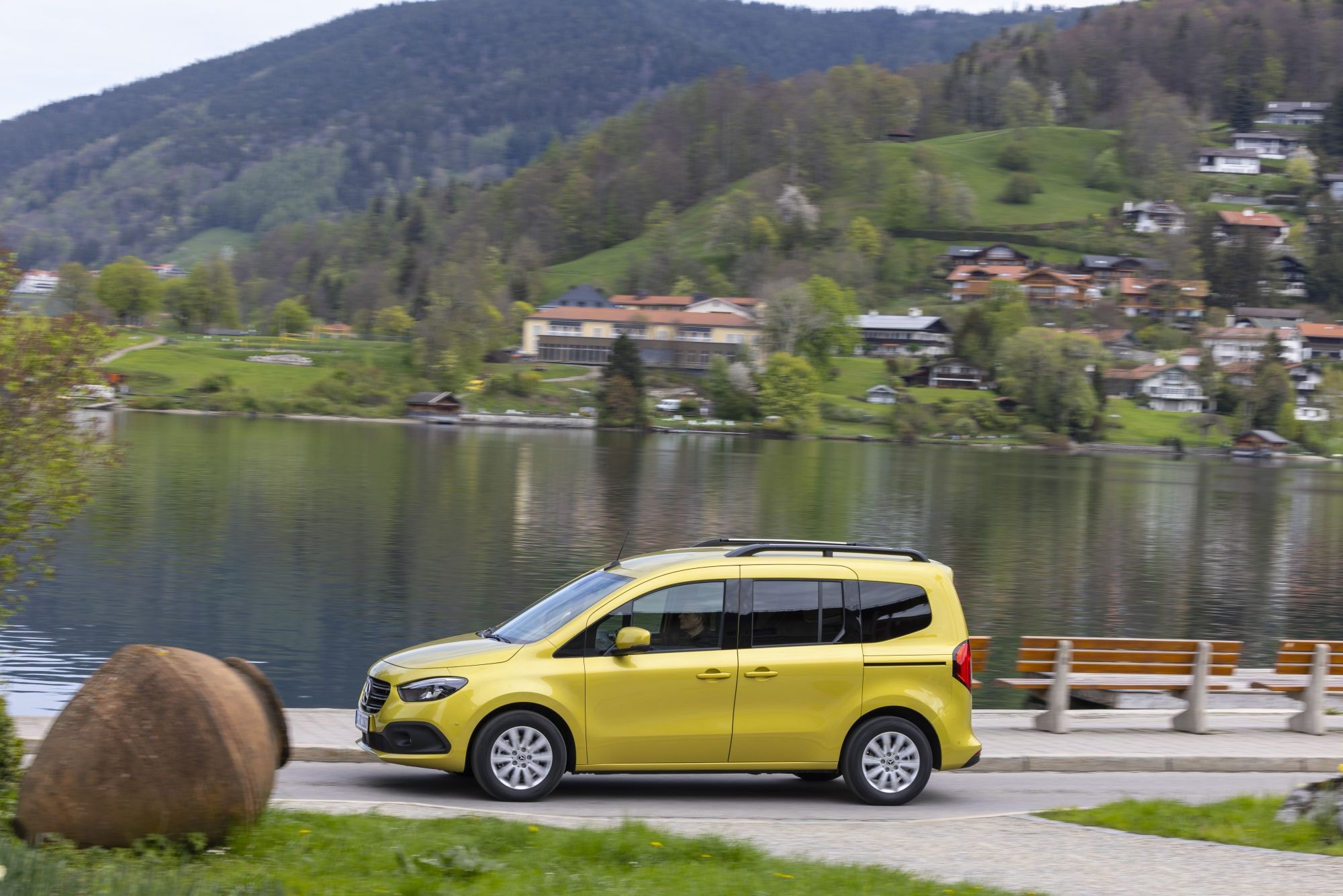 Frontal del Mercedes Clase T en un entorno lacustre, destacando su elegancia.
