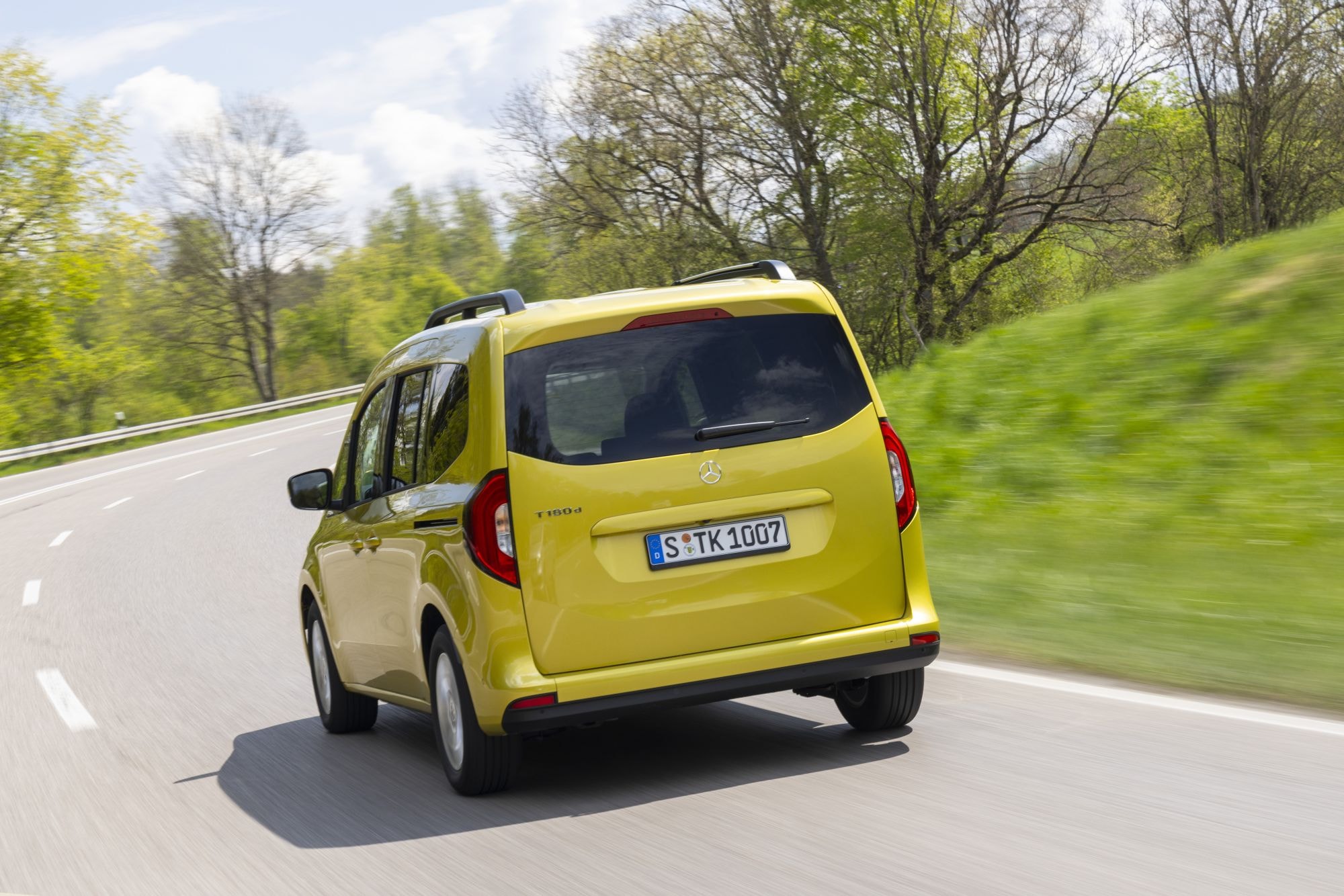 El Mercedes Clase T combina un diseño moderno con una presencia robusta.