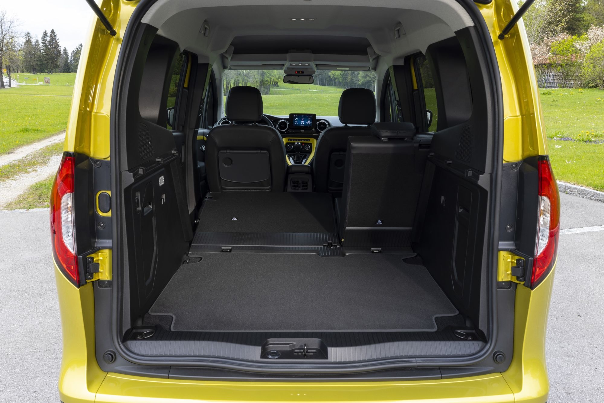 Cabina del Clase T con detalles amarillos, destacando su estilo