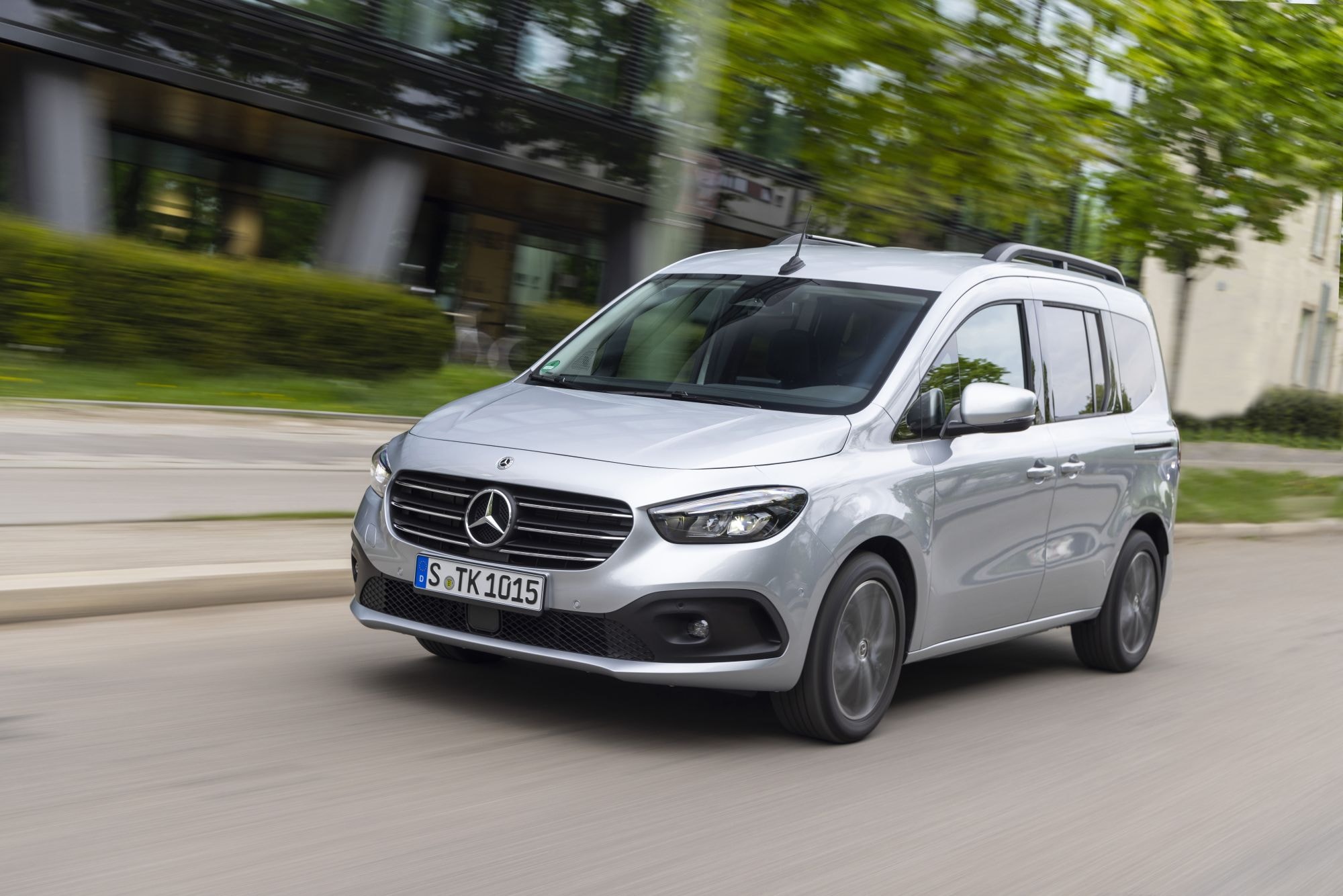 Vista lateral que destaca las líneas elegantes del Mercedes Clase T