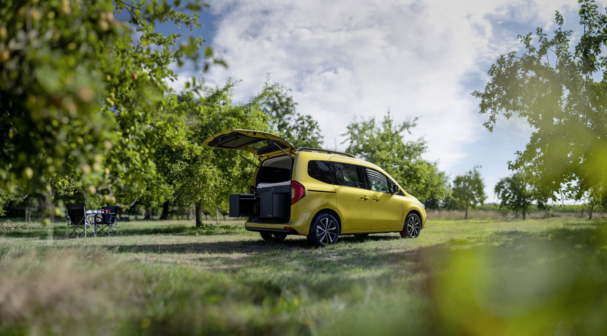 El maletero configurado para aventuras al aire libre, ideal para escapadas.