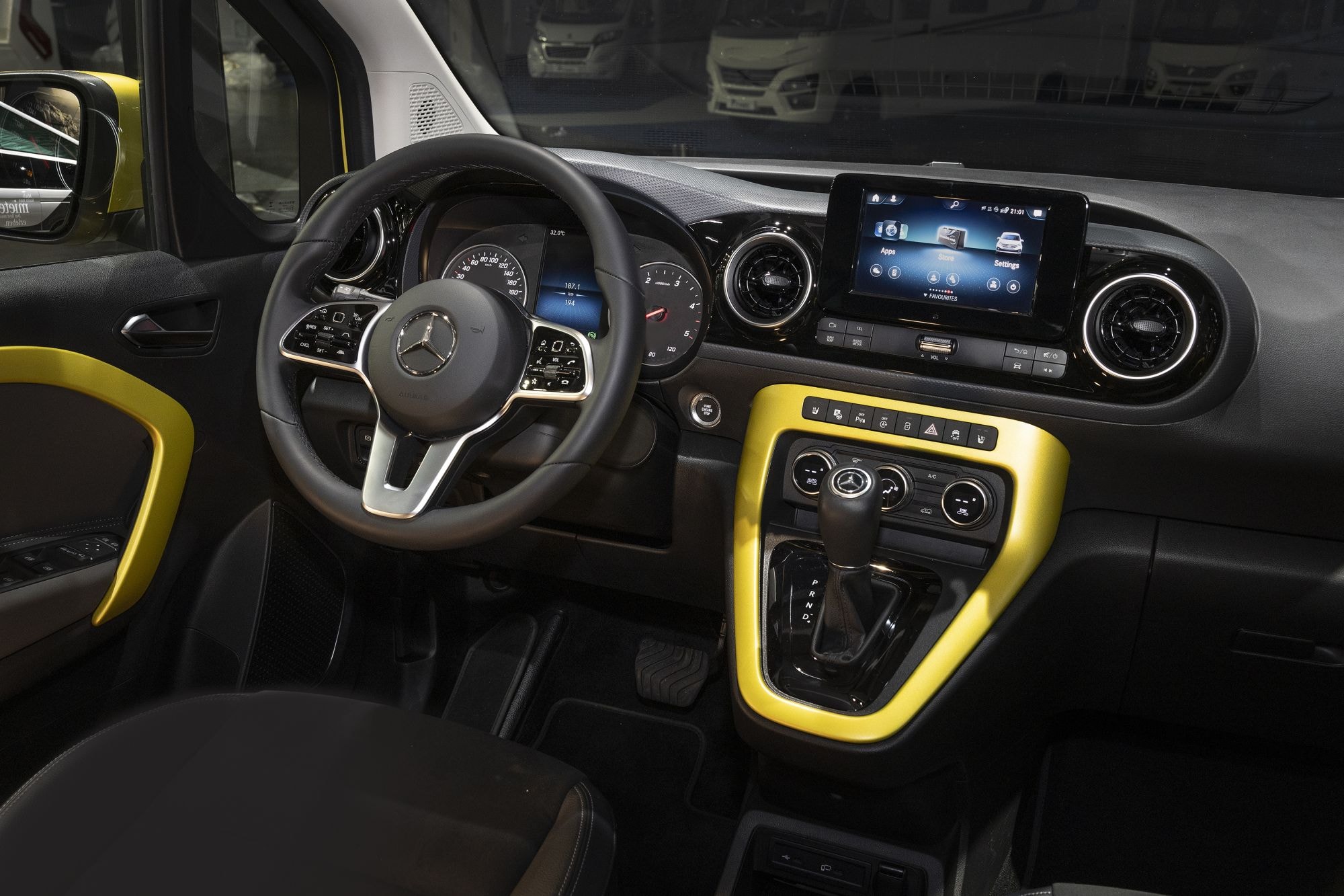 Vista posterior del Clase T, destacando su diseño aerodinámico y funcional.