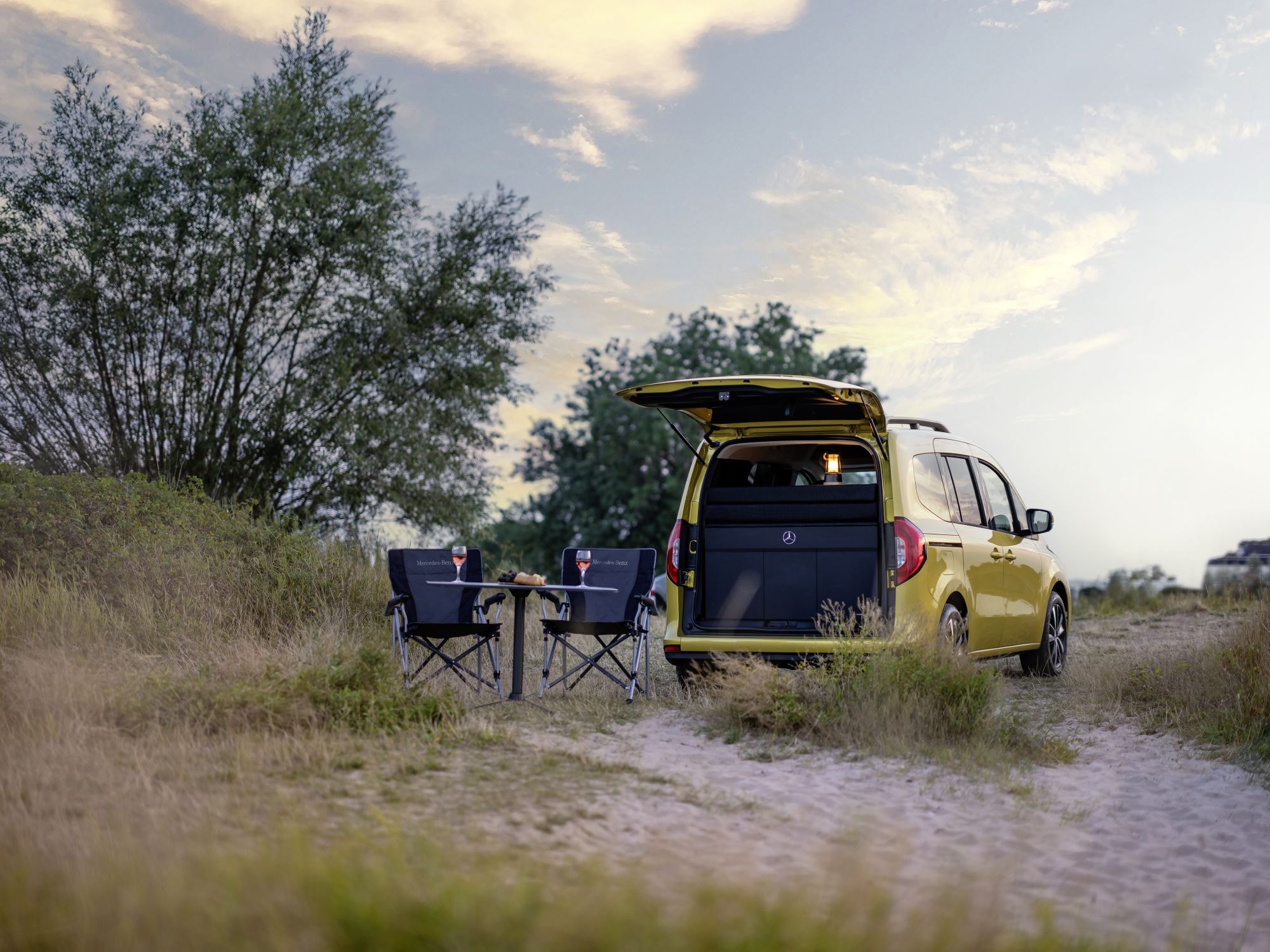 Un diseño atractivo en un entorno natural que resalta su versatilidad.