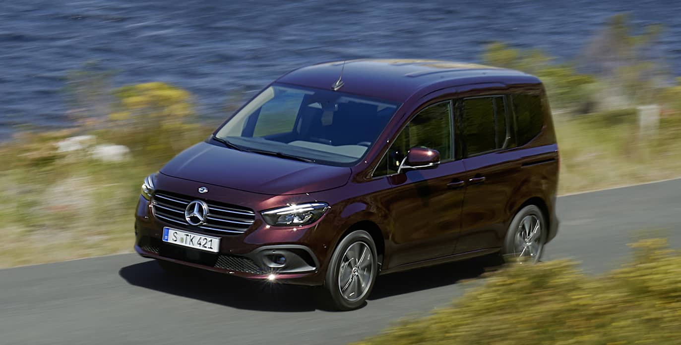 Mercedes Clase T en movimiento destacando su diseño lateral dinámico