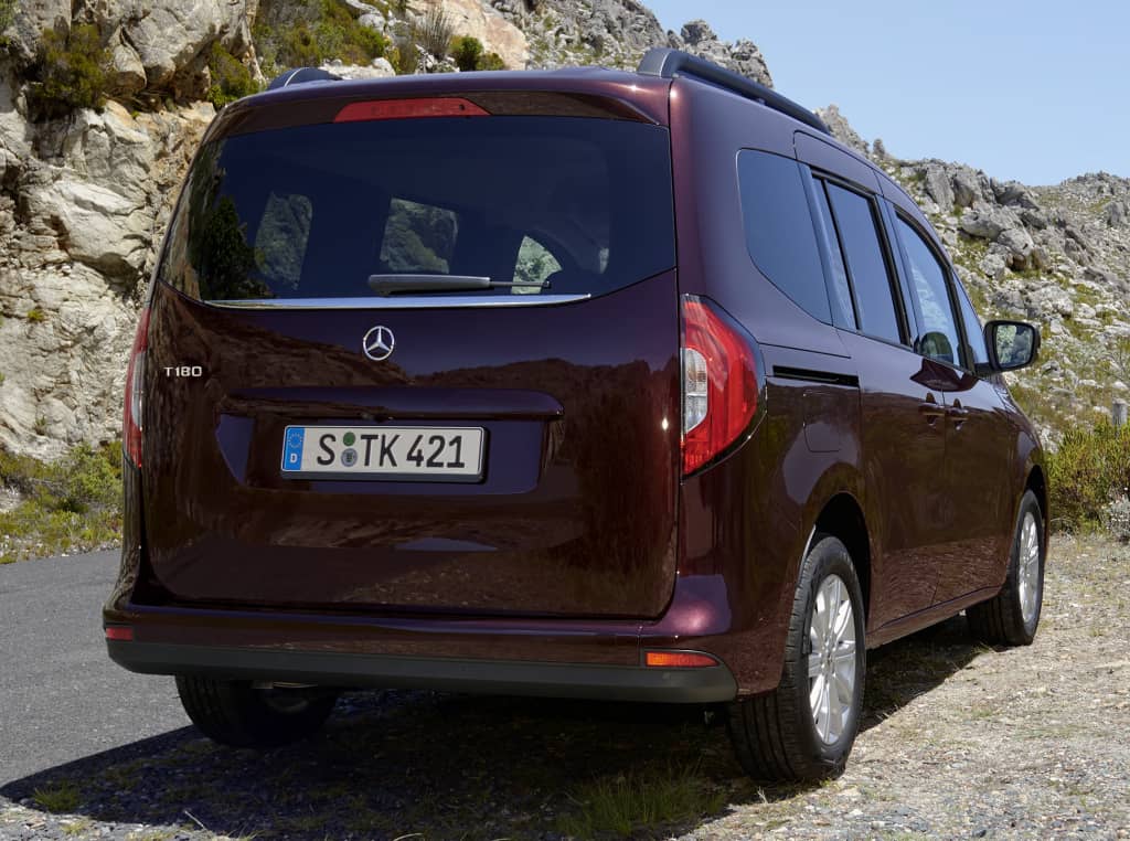 Vista posterior del Mercedes Clase T resaltando líneas modernas