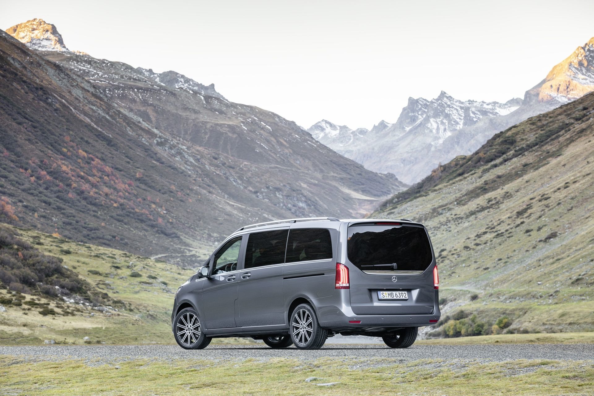 Detalle de la llanta del Mercedes Clase V, sinónimo de elegancia y deportividad.