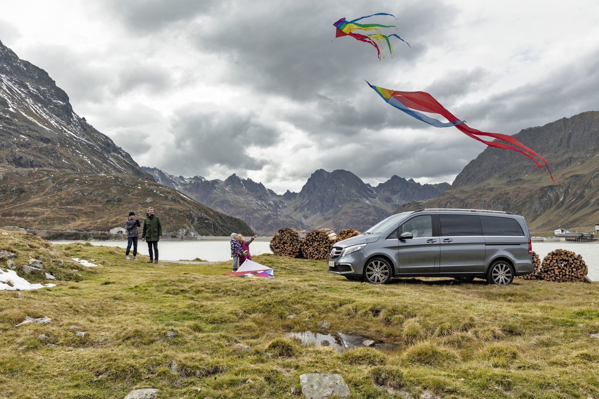 Clase V en entorno natural, destacando su capacidad de adaptación y confort.