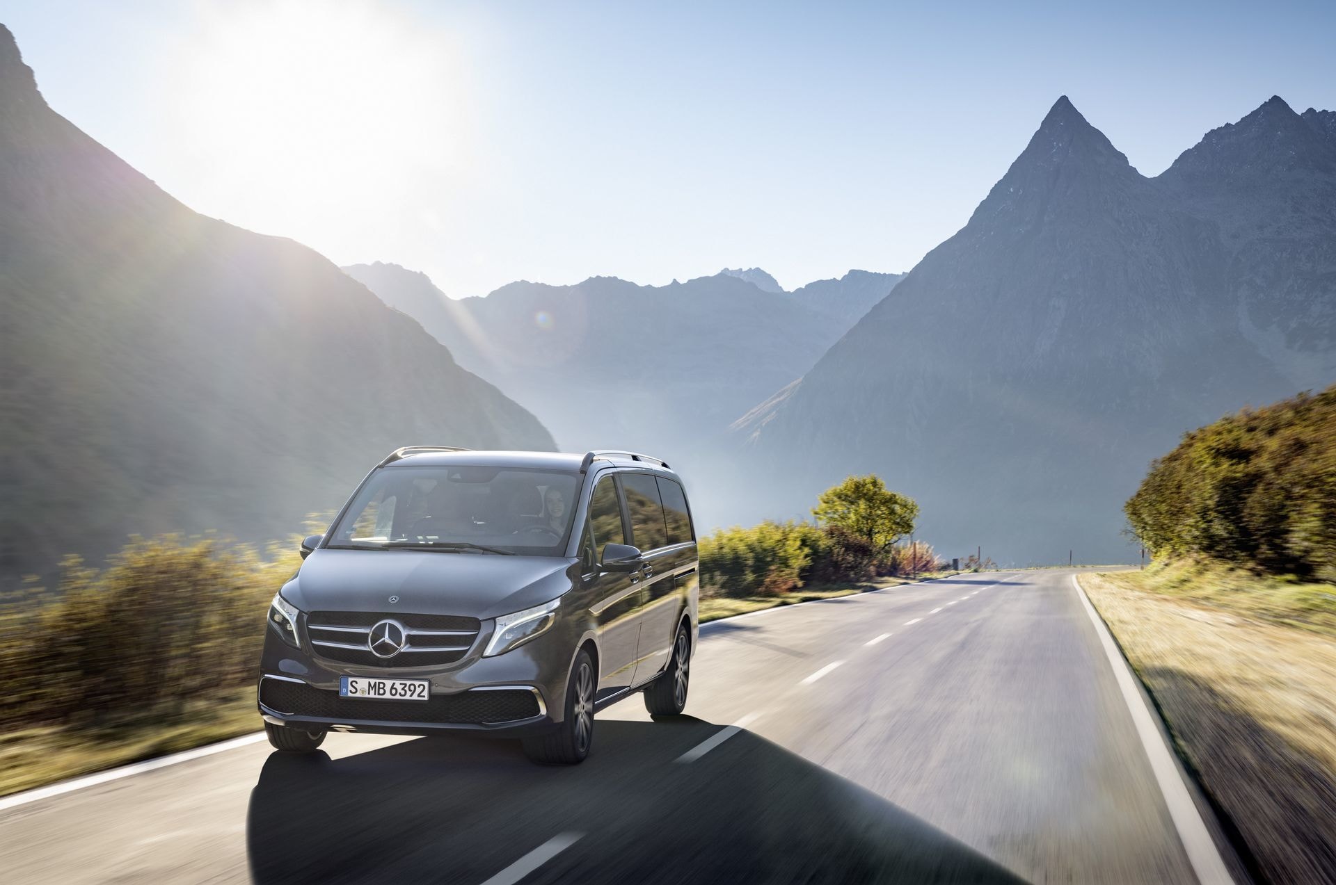 Vista dinámica delantera de Mercedes Clase V en ruta montañosa