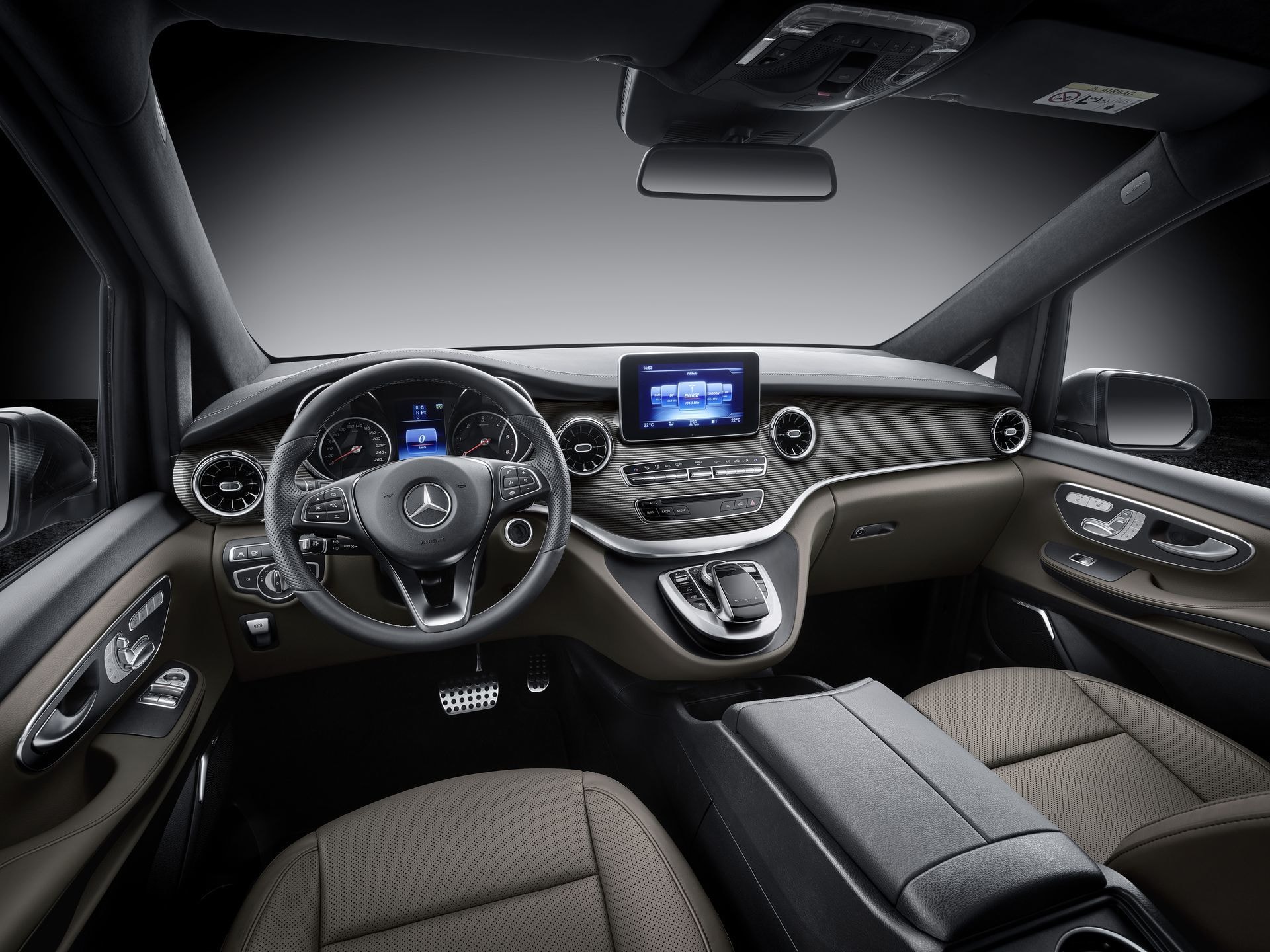 Imagen del interior mostrando volante y pantalla central.