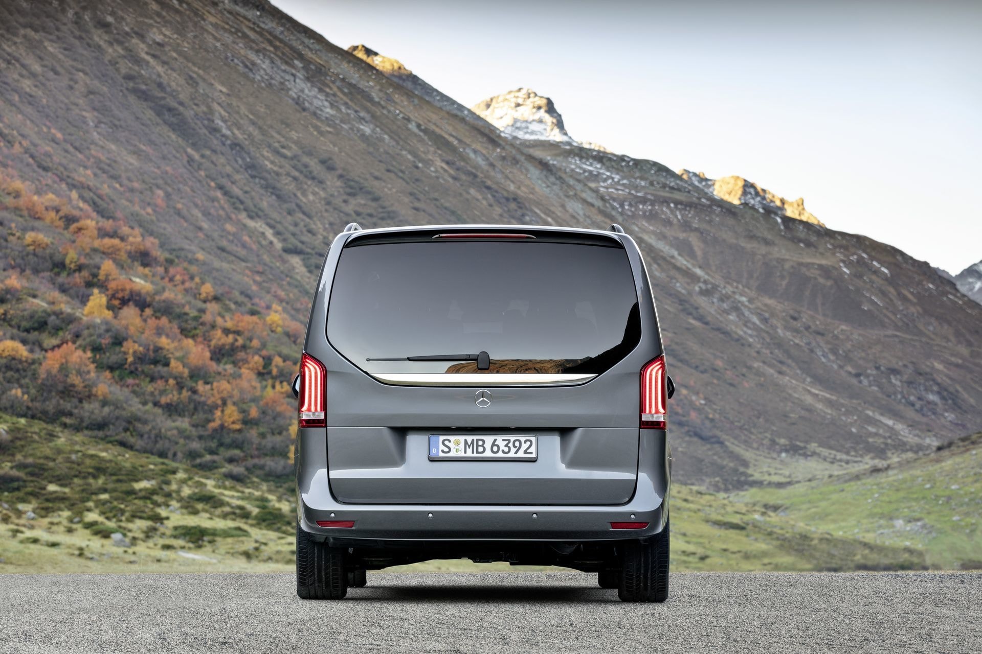 Frente del Mercedes Clase V con su distintiva parrilla y faros LED.