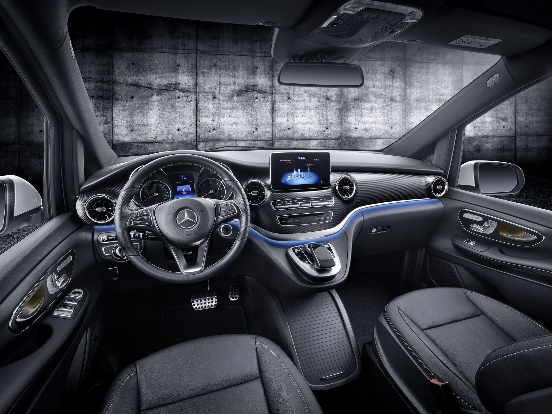 Vista del volante y dashboard de la Mercedes Clase V.