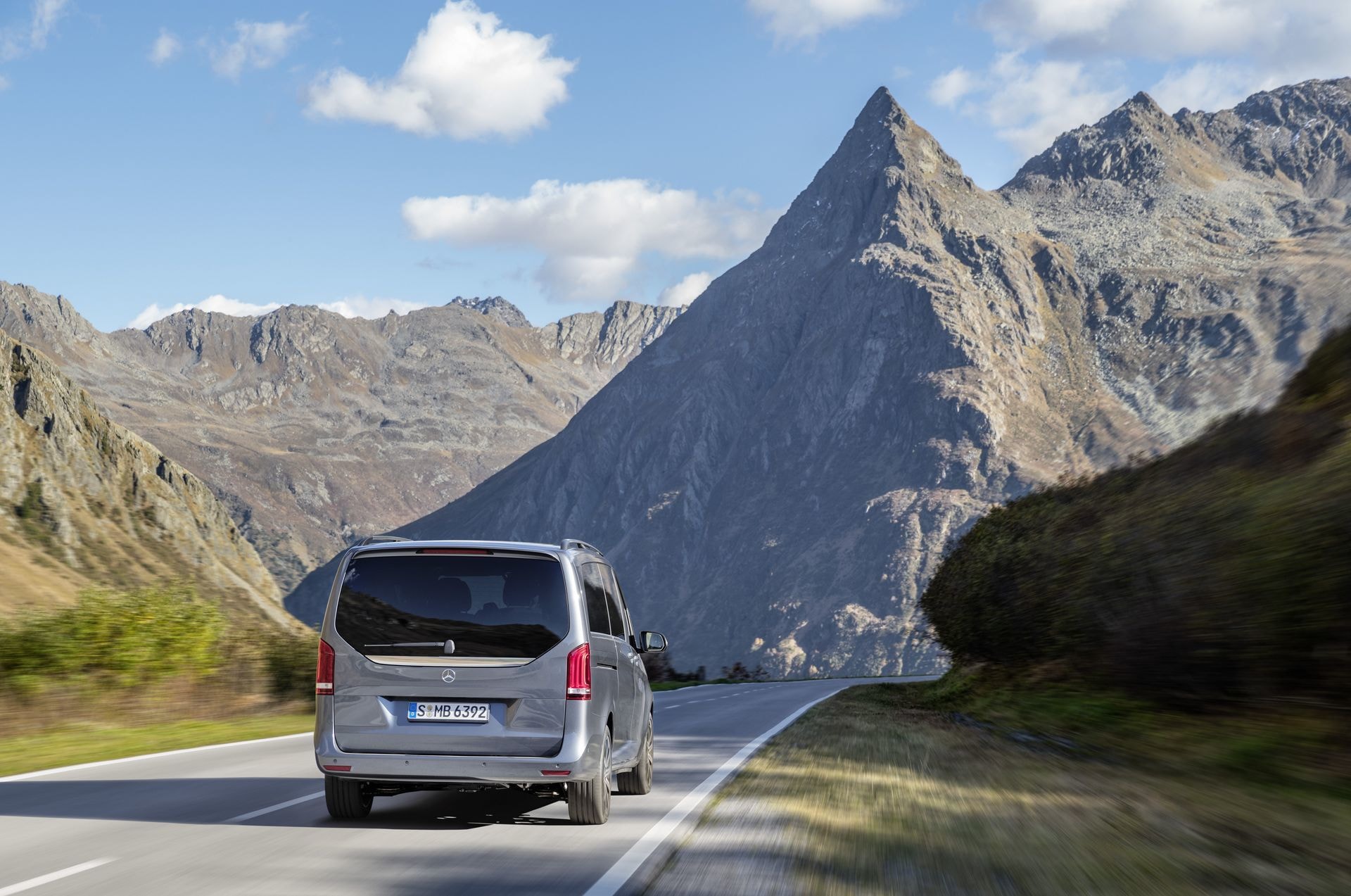 Vista trasera del Mercedes Clase V en un imponente paisaje montañoso