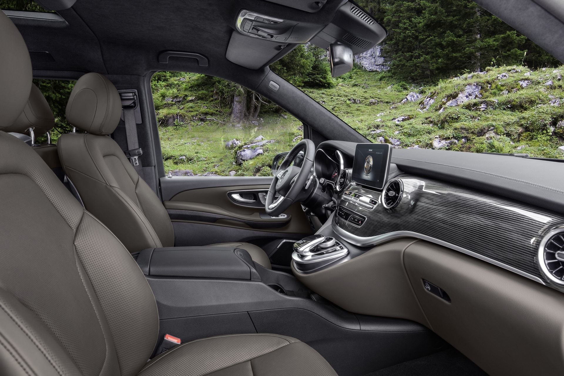 Vista elegante del interior de la Mercedes Clase V.