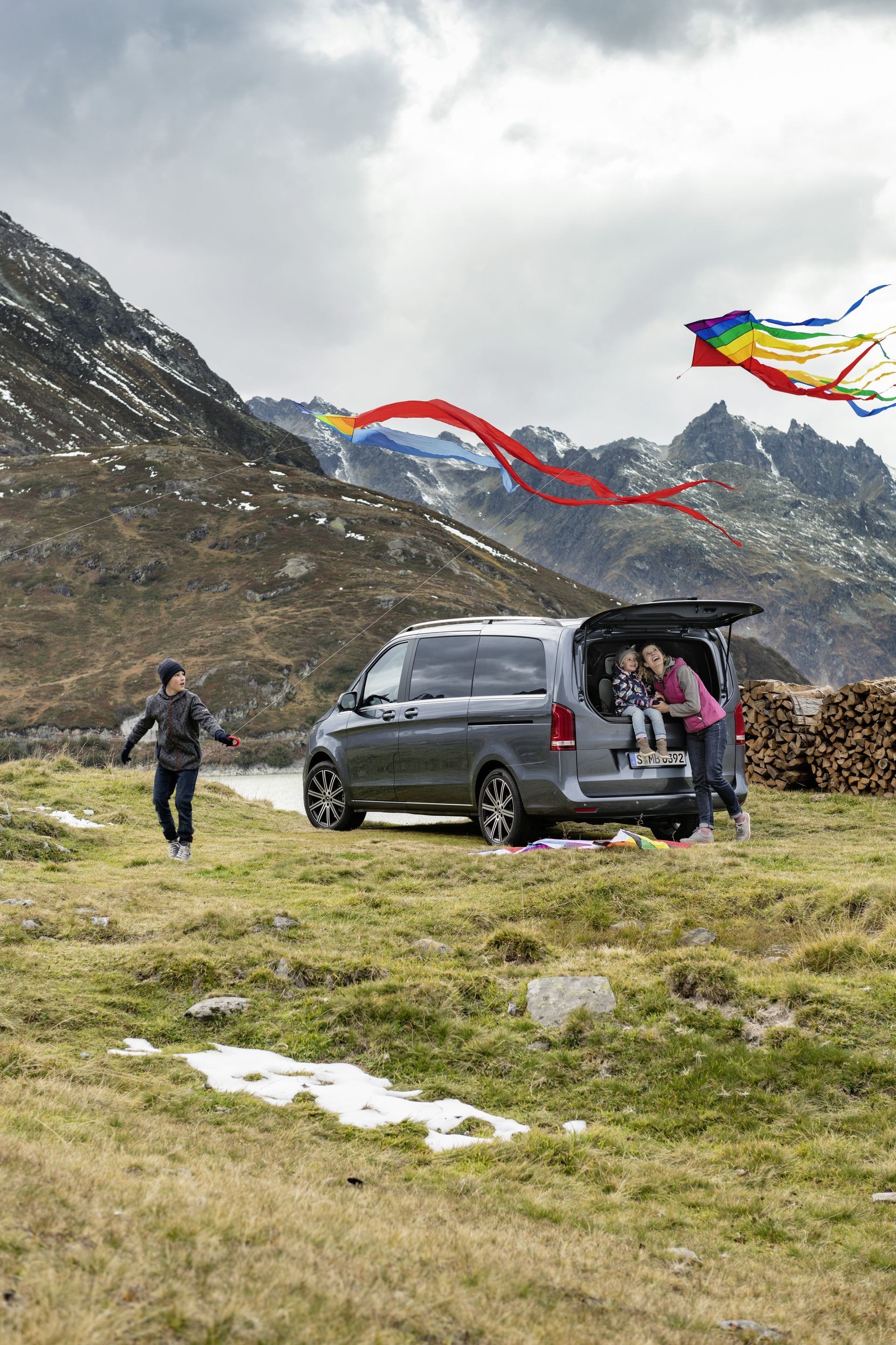 La Clase V se integra perfectamente en paisajes naturales, mostrando su versatilidad.