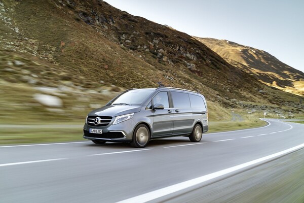 Mercedes Clase V en movimiento, destaca su diseño y aerodinámica.