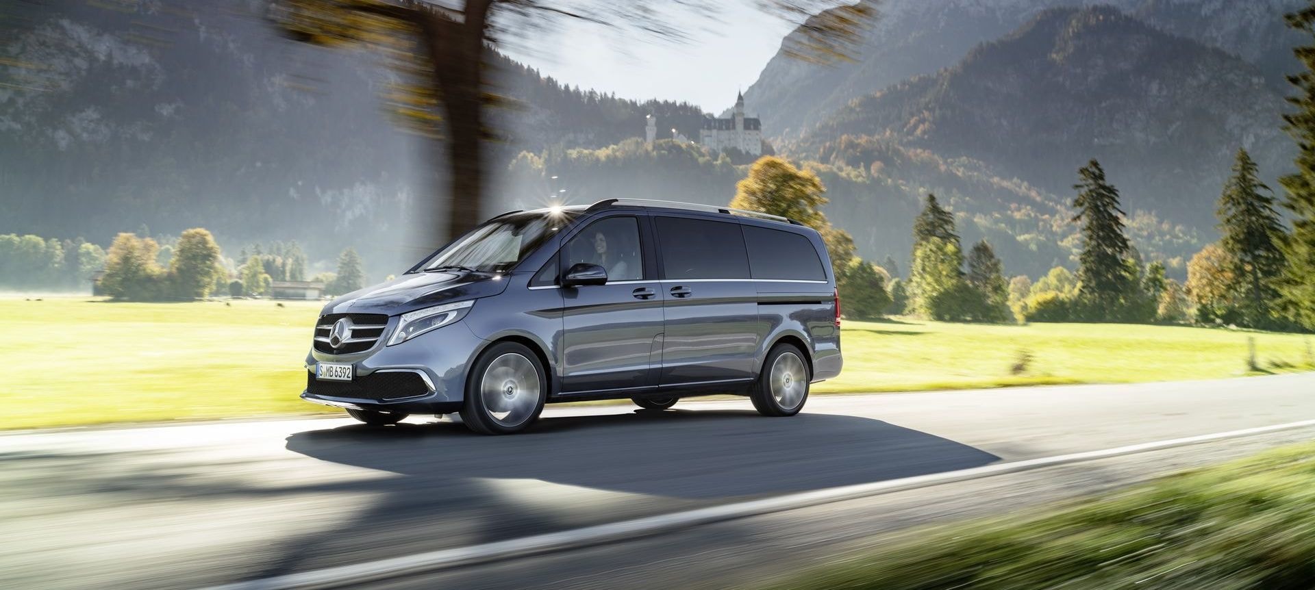 Mercedes Clase V en su hábitat natural, destacando su diseño.
