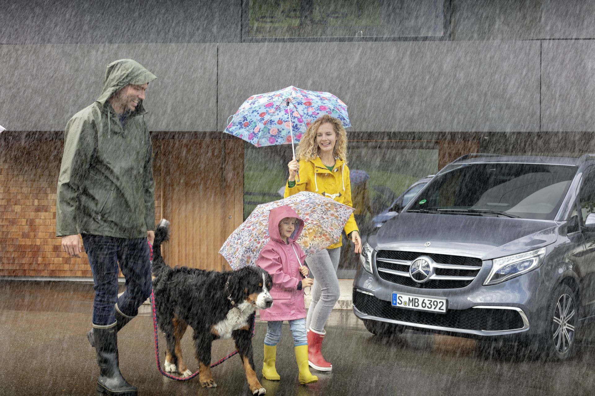 Mercedes Clase V mostrado en un día lluvioso con una familia
