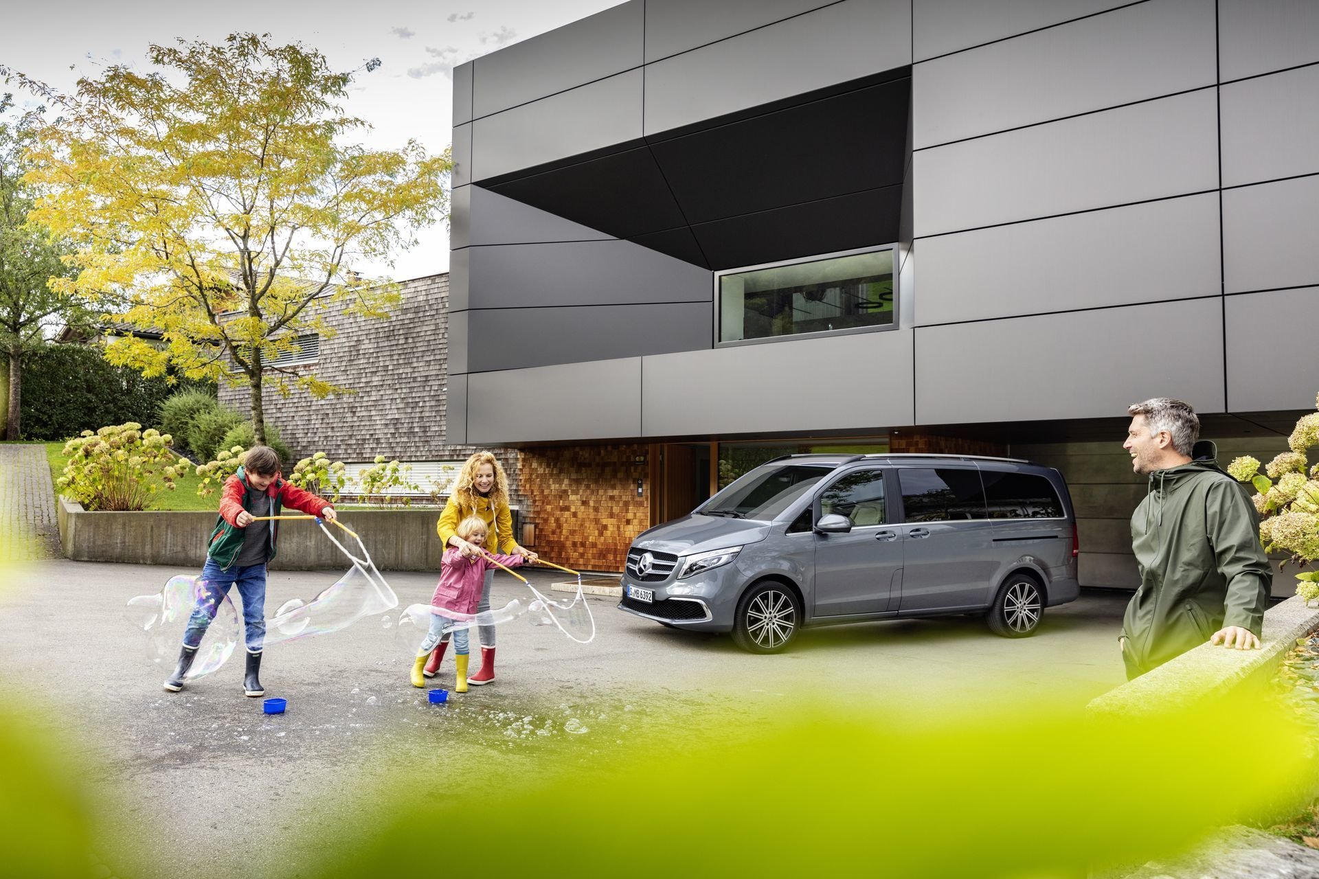 Clase V mostrado en un contexto familiar, refleja su orientación como vehículo familiar.