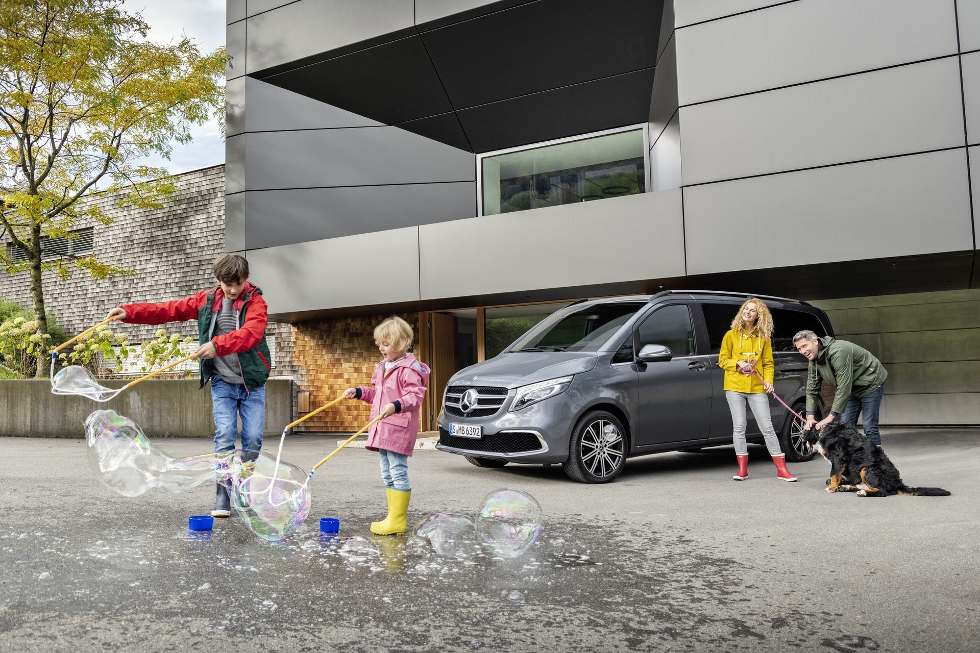 Mercedes Clase V en entorno urbano con una familia jugando