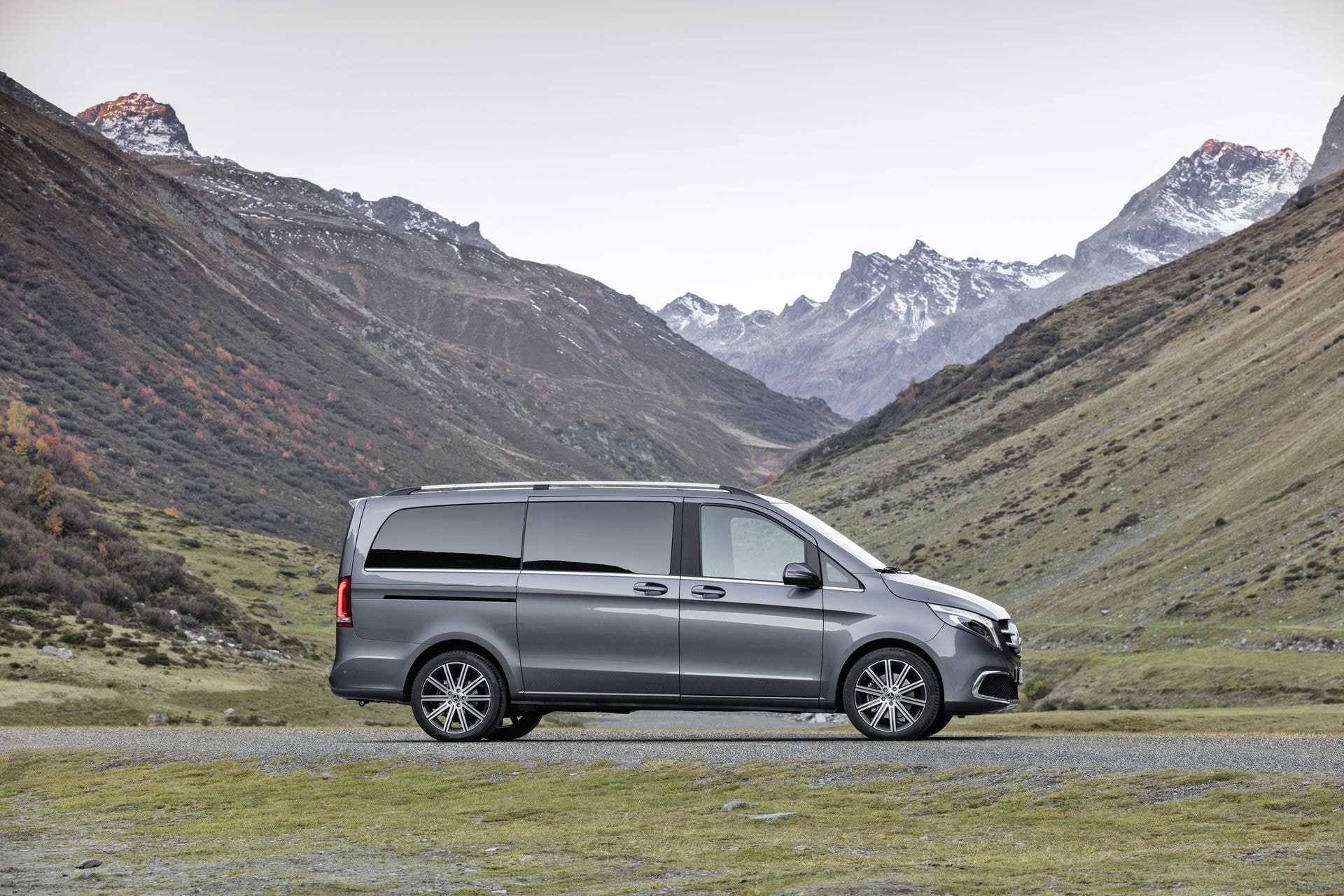 La parte trasera de la Clase V resaltando su capacidad y diseño contemporáneo.