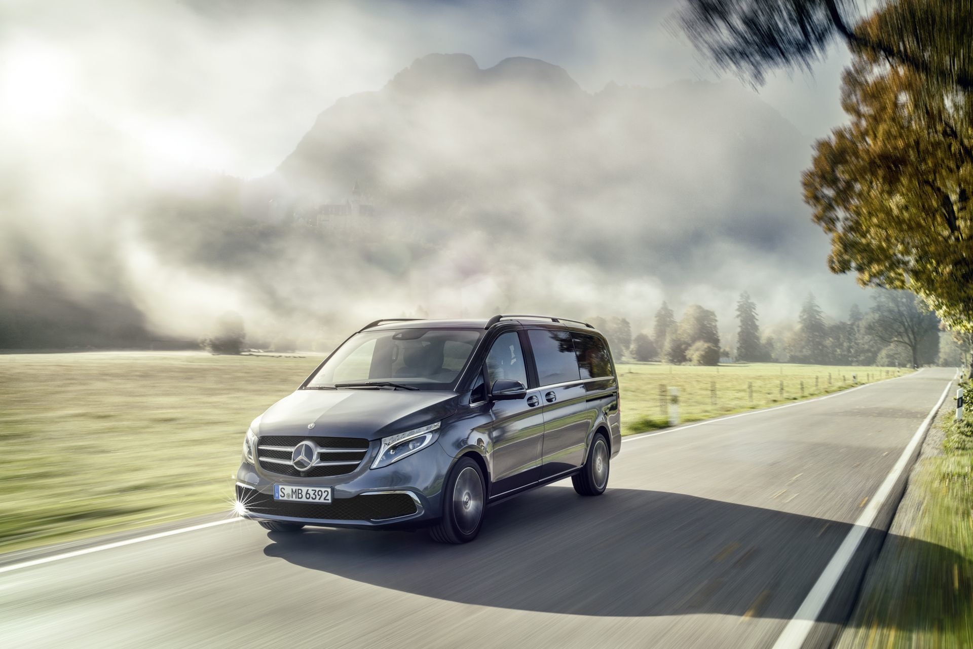 Mercedes Clase V avanzando con frontal visible entre la niebla