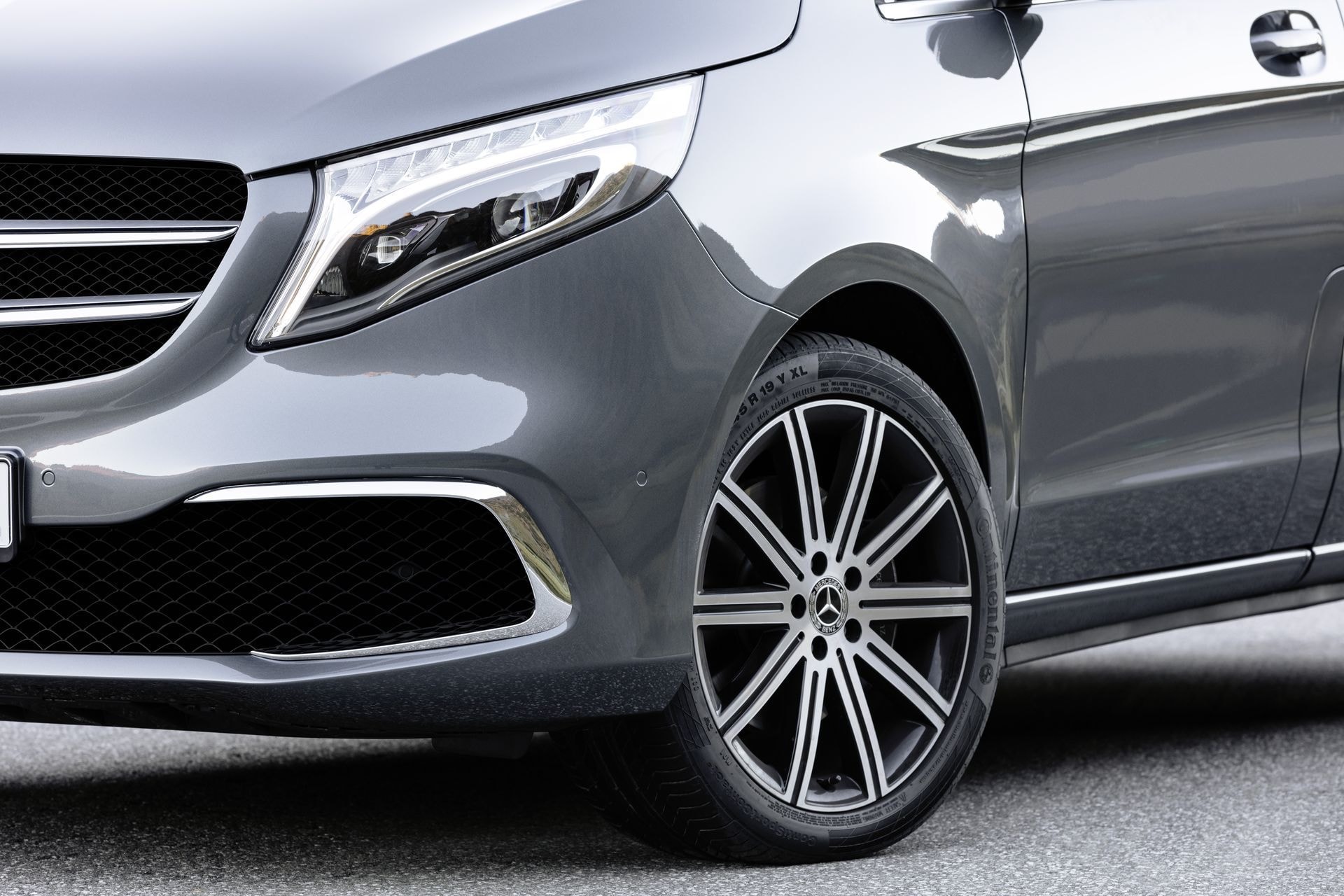 Vista lateral del Mercedes Clase V destacando su diseño limpio y moderno.