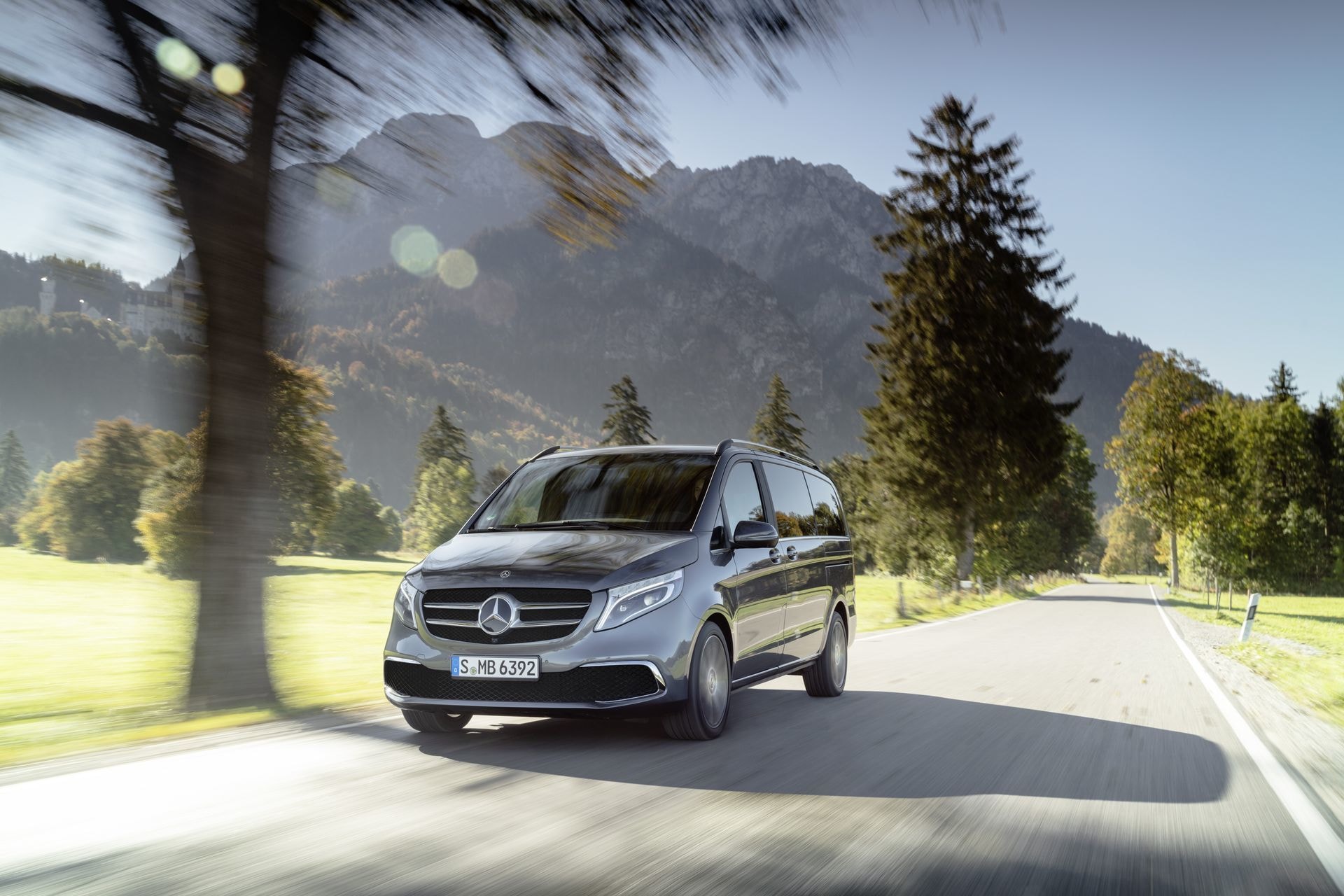 Vista delantera de un Mercedes Clase V en carretera soleada