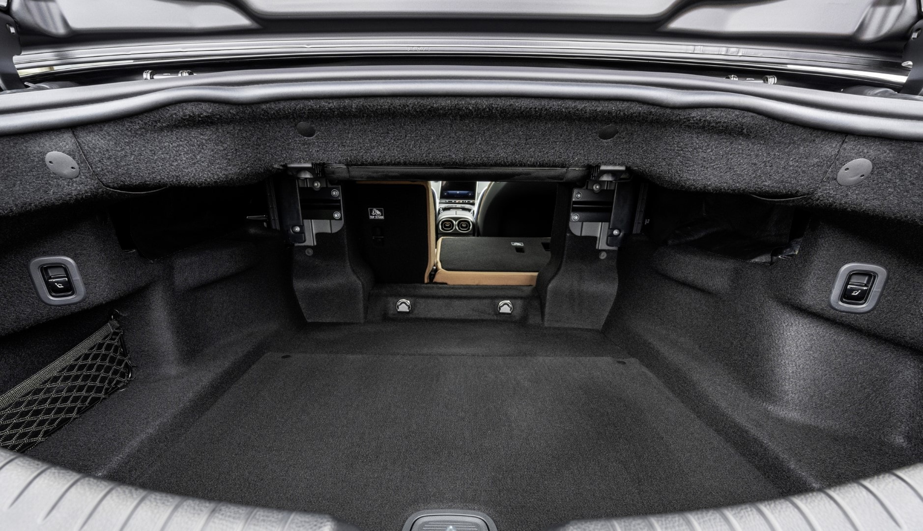 Amplio maletero del CLE Cabrio, muestra de su funcionalidad.