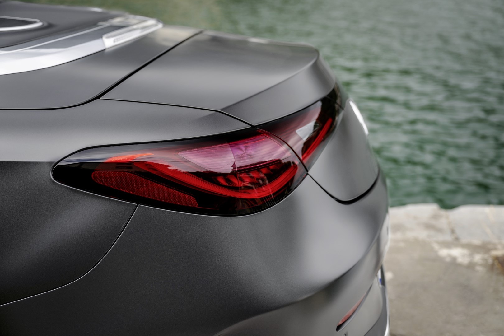 Detalle en alta resolución de la luz trasera del Mercedes CLE Cabrio.