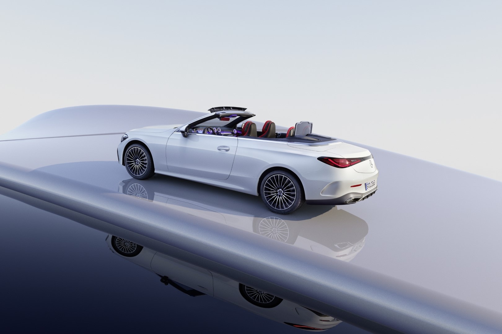 Lateral del Mercedes CLE Cabrio con el techo descubierto y líneas dinámicas.