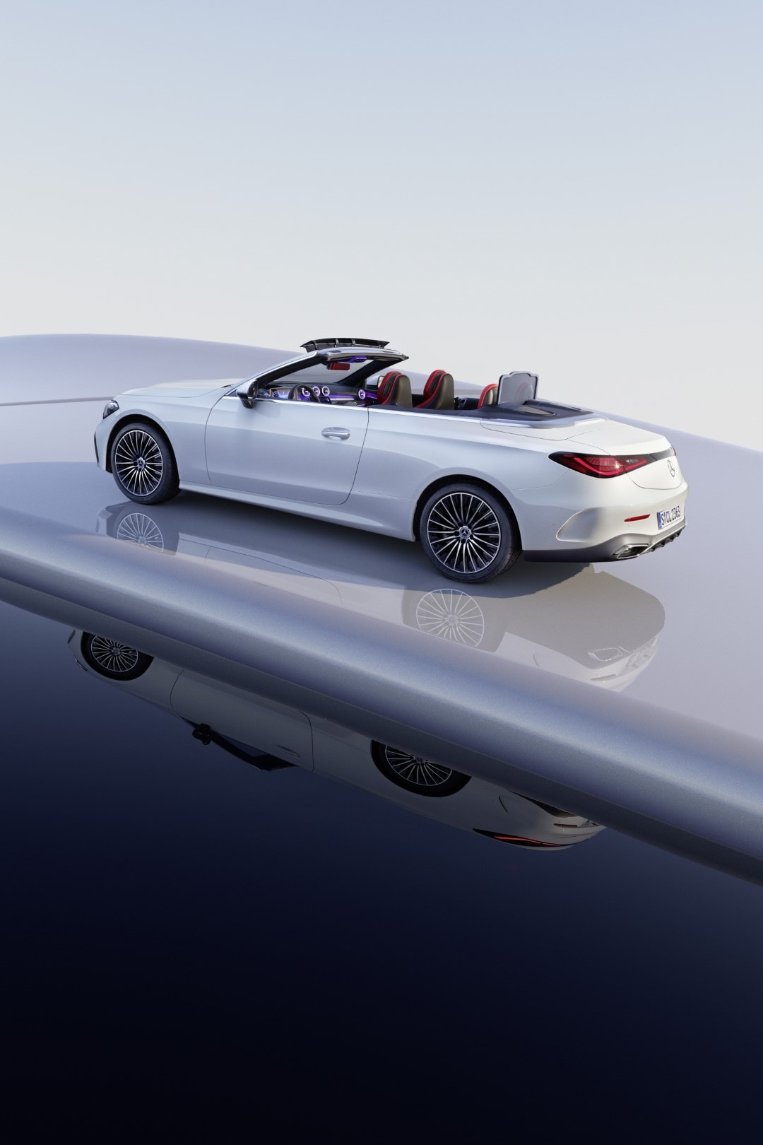 Imagen trasera del Mercedes CLE Cabrio con capota roja, transmitiendo una imagen muy elegante.