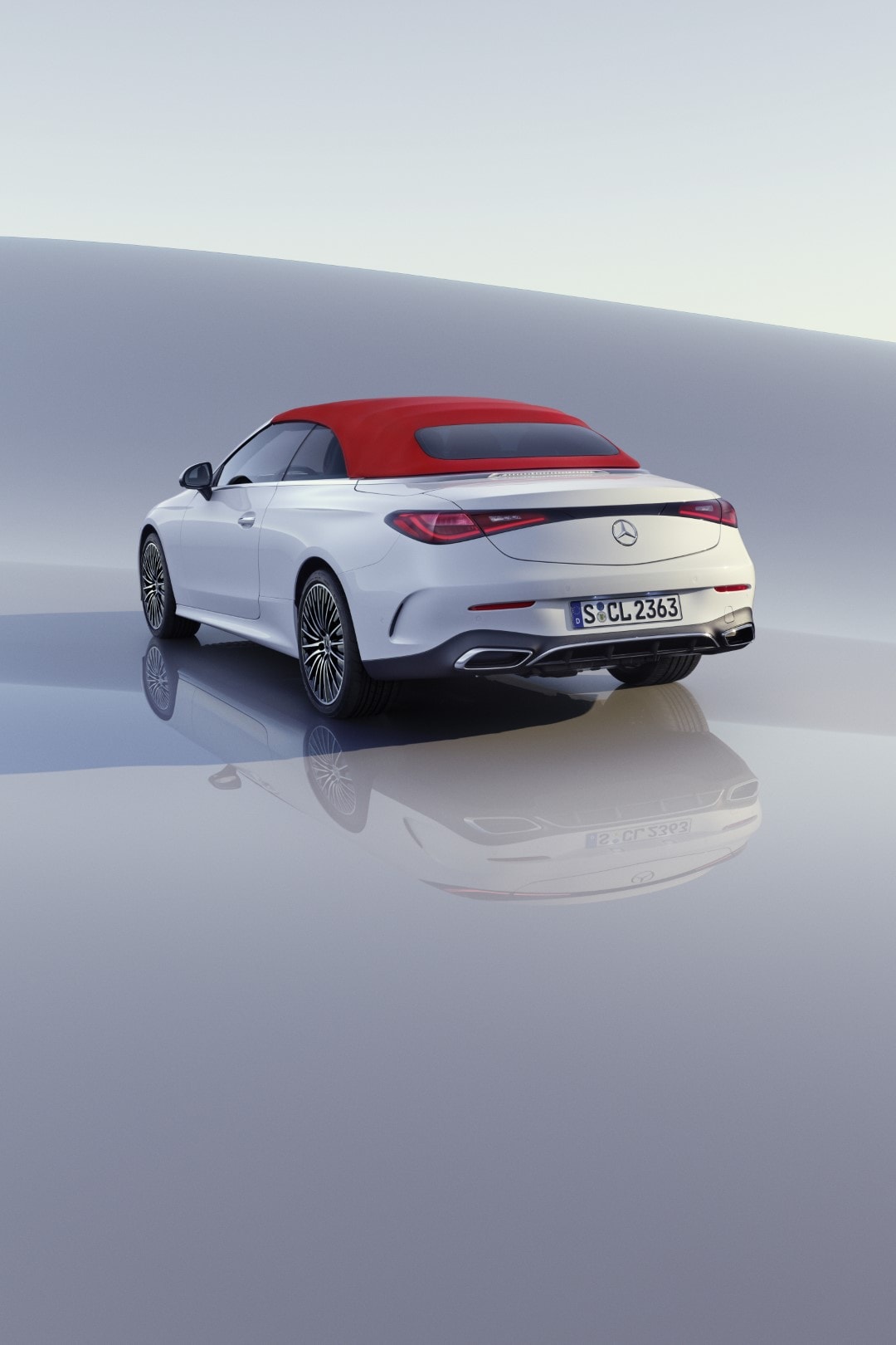 Vista frontal del Mercedes CLE Cabrio, destacando su diseño distintivo y faros expresivos.