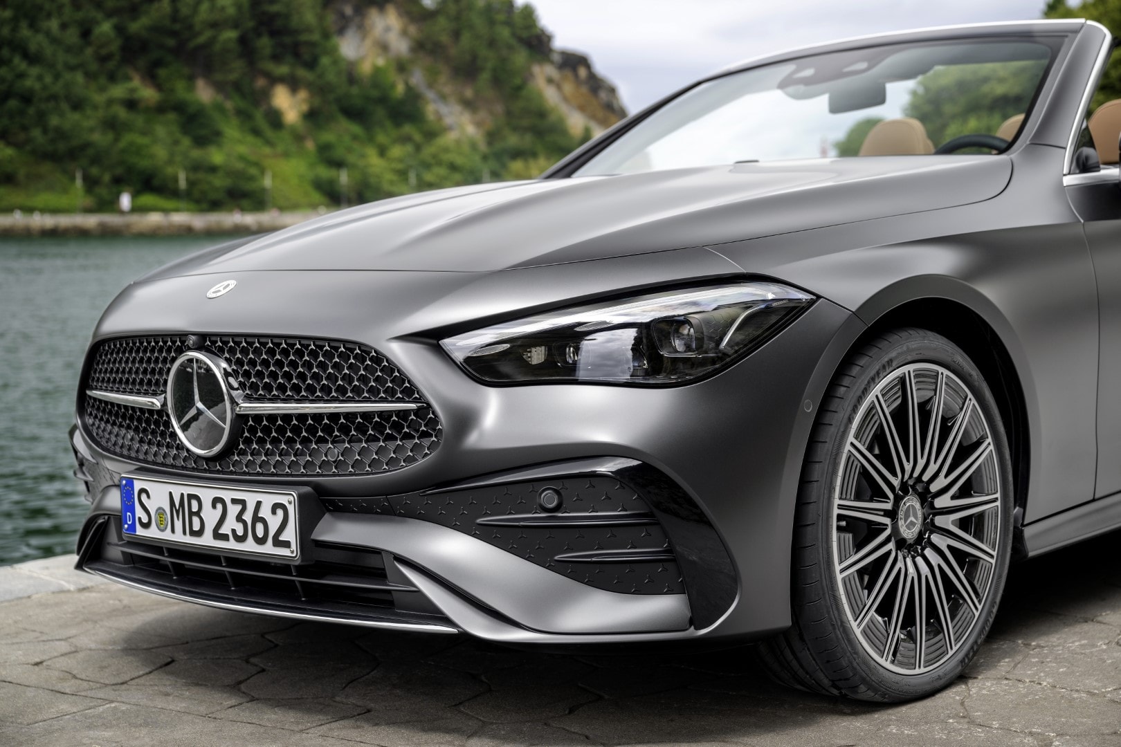 Detalle prominente de la parrilla y delantera del CLE Cabrio.