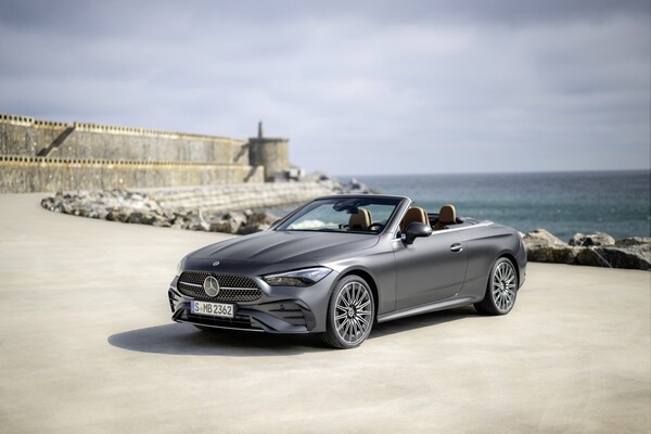 Combinación de vistas frontal y lateral del Mercedes CLE Cabrio con un paisaje costero.