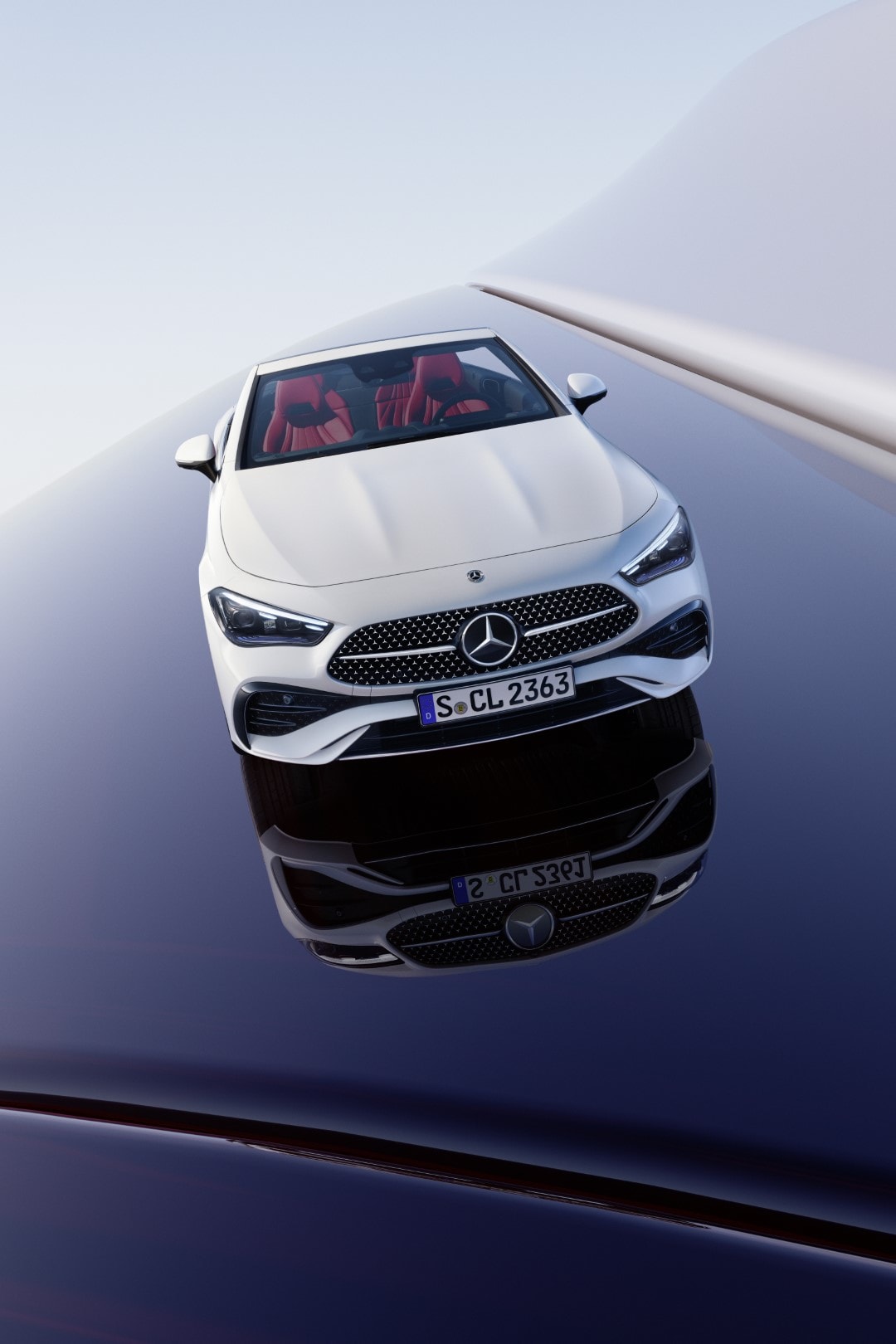 Lado del Mercedes CLE Cabrio, mostrando una postura imponente con el techo plegado.