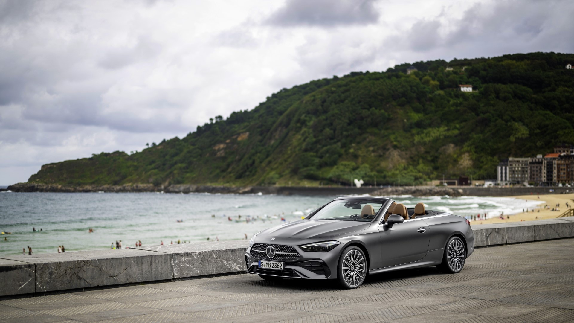 Vista lateral del Mercedes CLE Cabrio con el mar de fondo.