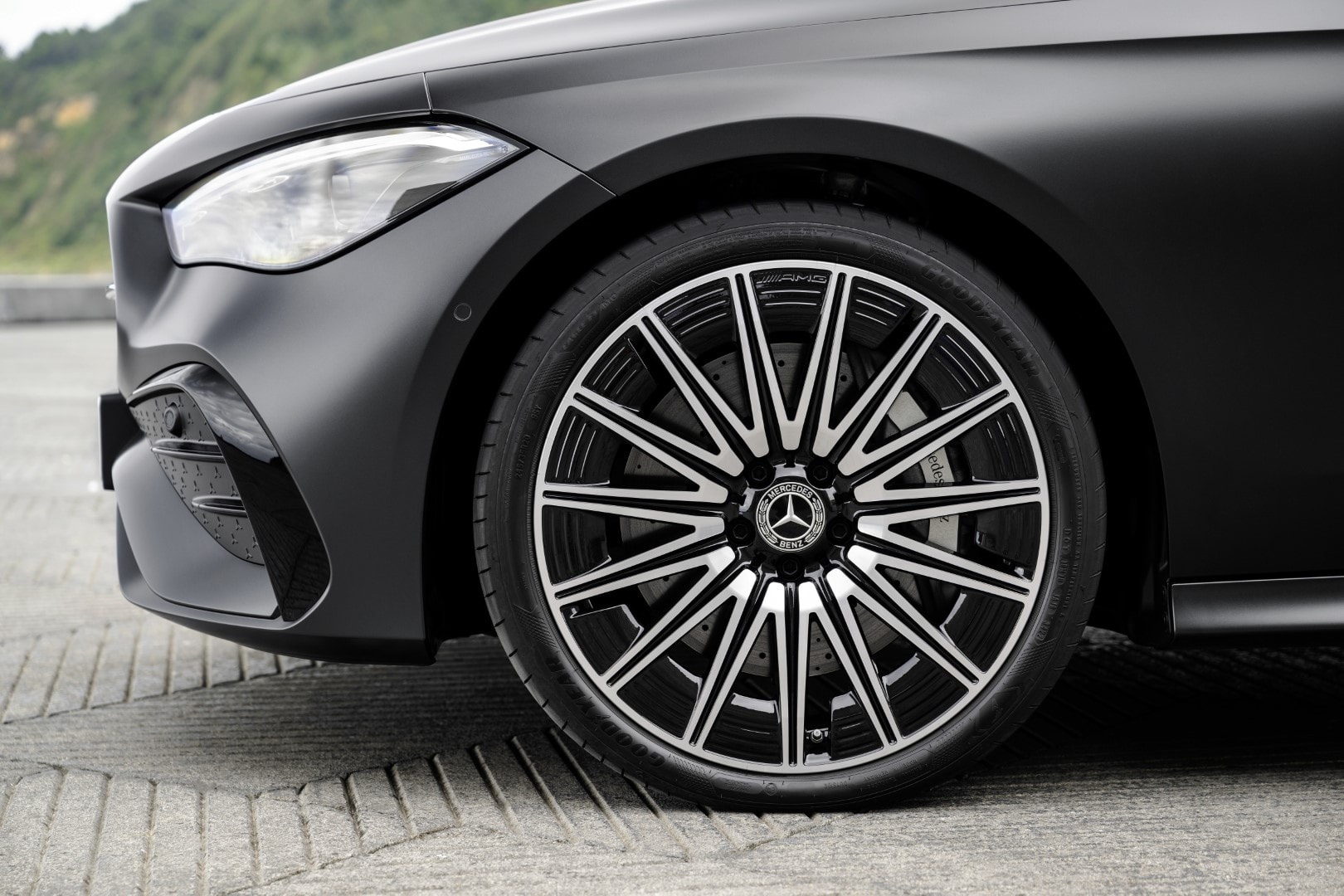 Vista cercana de la llanta de aleación de alta calidad del CLE Cabrio.