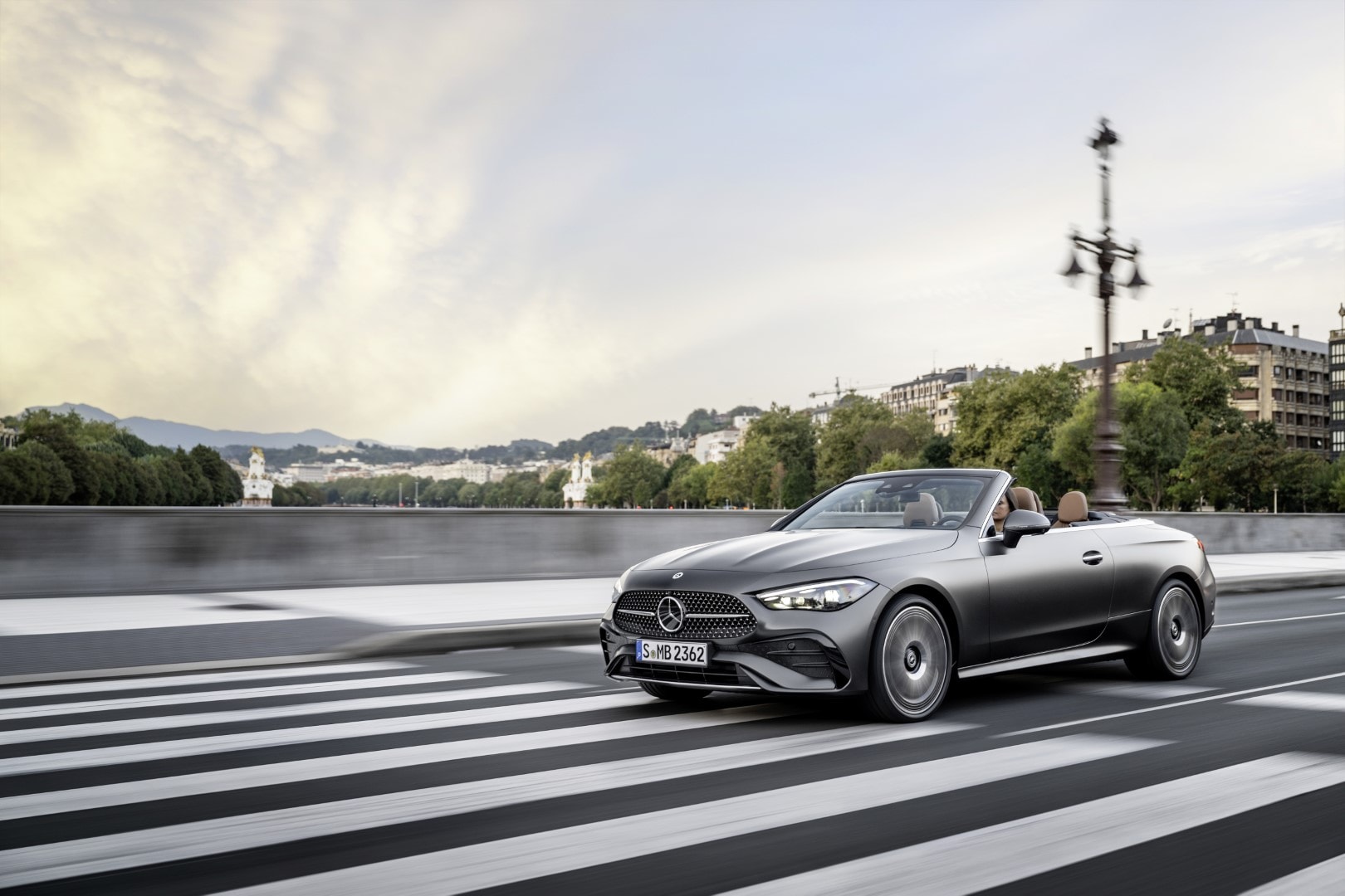 Vista del CLE Cabrio con la capota retraída, resaltando su diseño convertible.