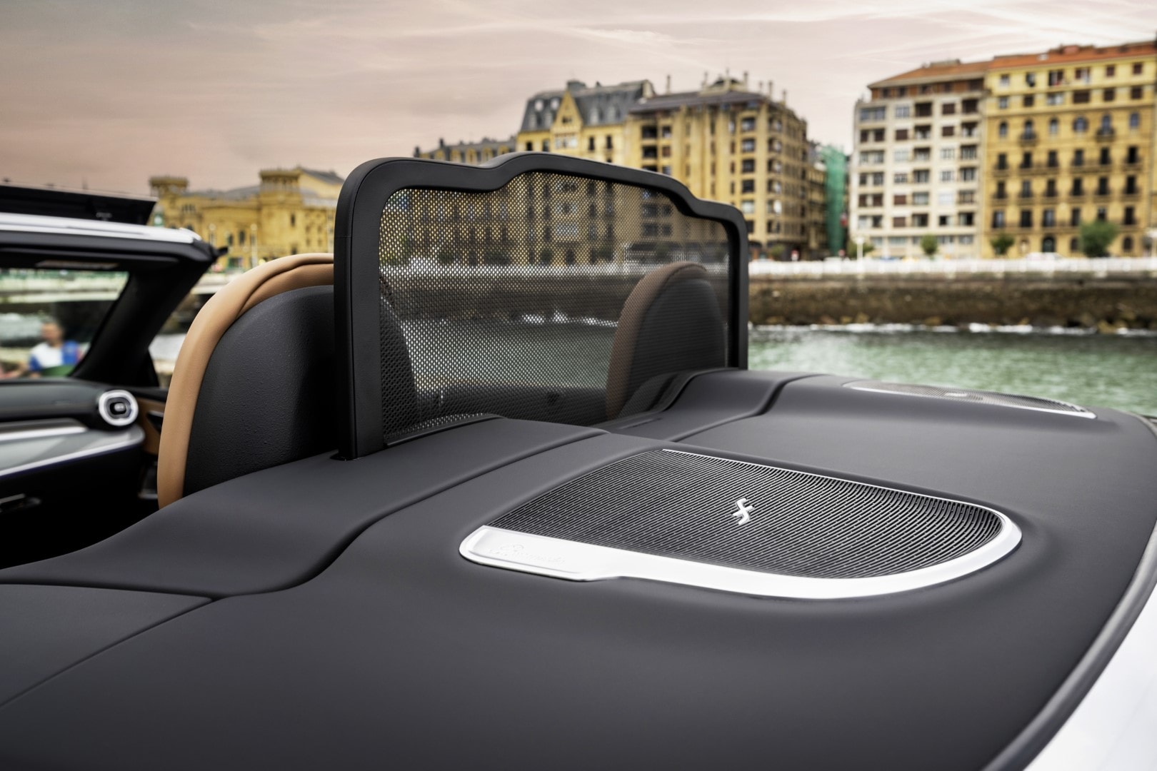 Sistema de audio Burmester visible en la parte trasera del habitáculo.