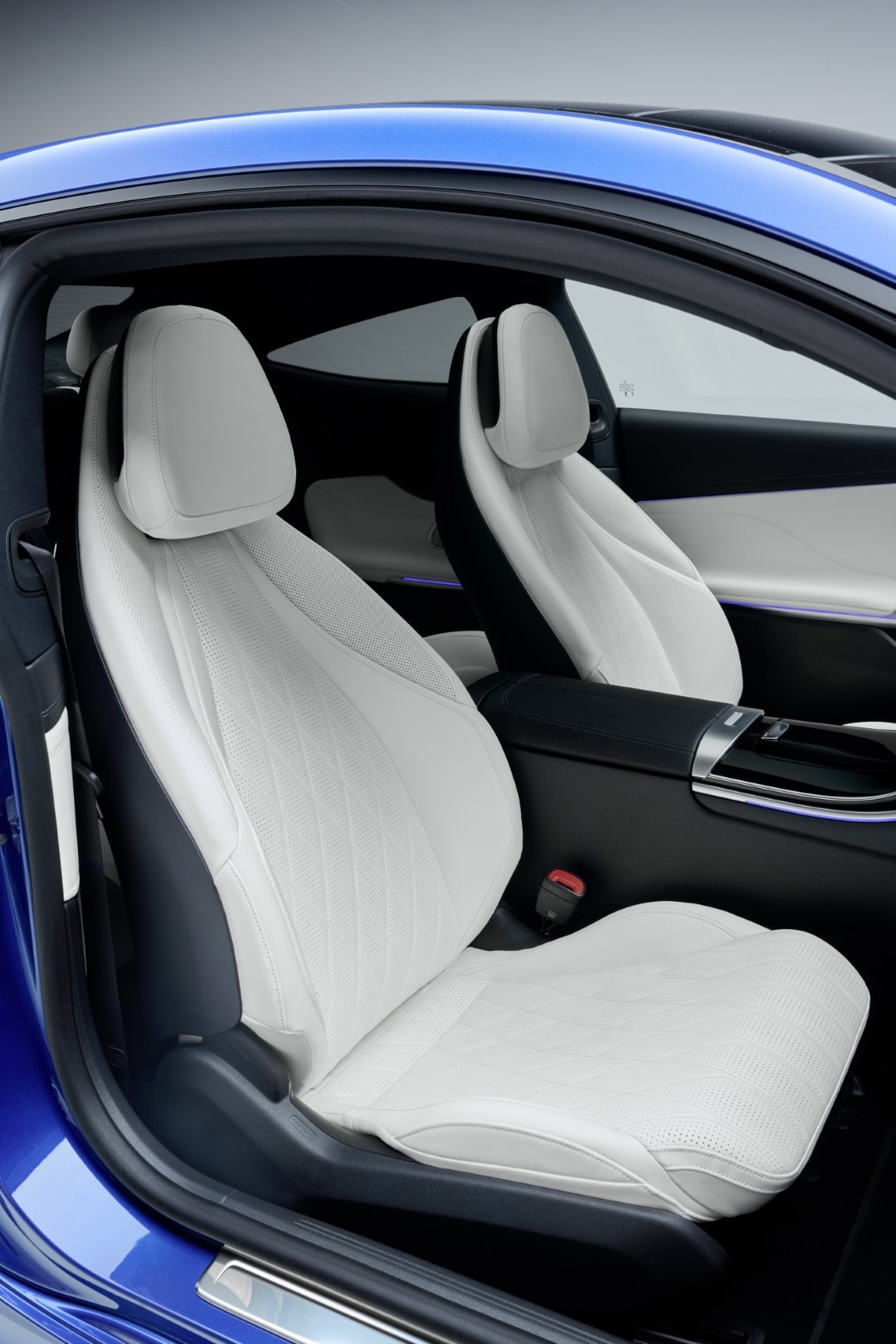 Asientos deportivos con ergonomía y tapicería premium.