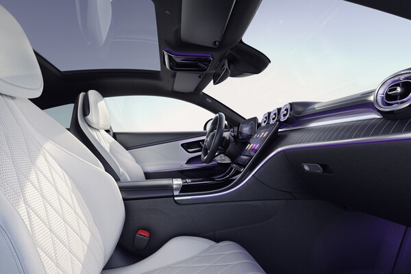 Cabina del CLE Coupé con lujosos acabados y última tecnología en infoentretenimiento. Cabina del CLE Coupé con lujosos acabados y última tecnología en infoentretenimiento.