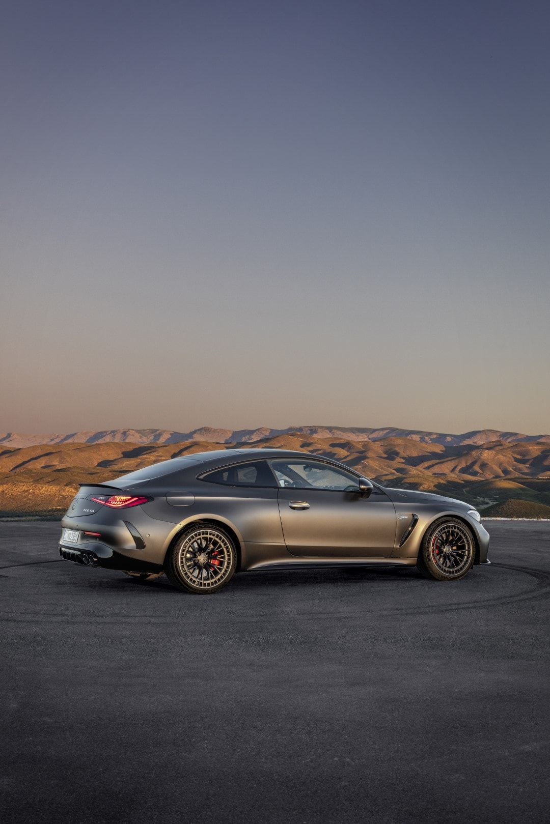 El Mercedes CLE Coupé posando en un entorno desértico, resaltando su color.