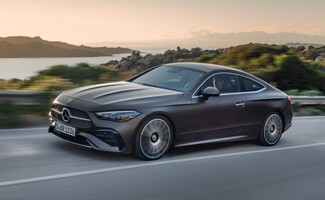 Vista dinámica del Mercedes CLE Coupé en carretera. Vista dinámica del Mercedes CLE Coupé en carretera.