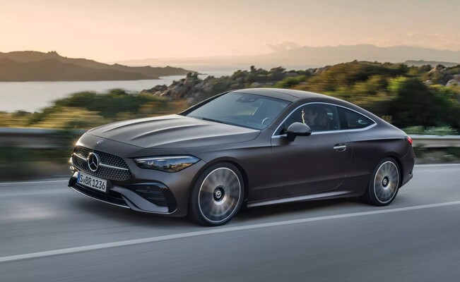 Vista dinámica del Mercedes CLE Coupé en carretera.