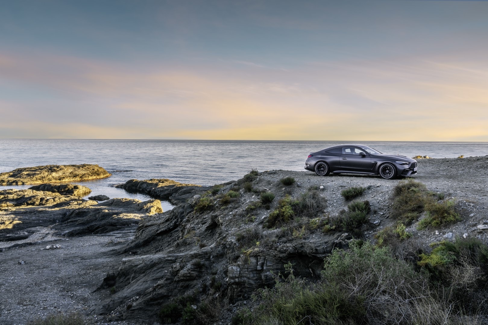Perfil del Mercedes CLE Coupé en escenario natural al atardecer, realzando su contorno.