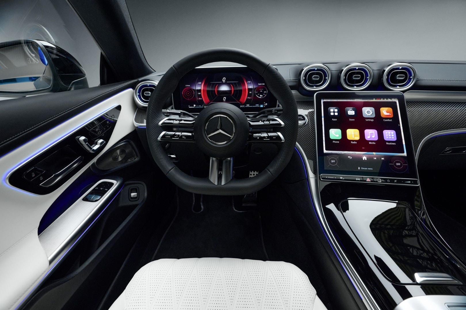 Detalle del puesto de conducción con acabados de alta calidad.